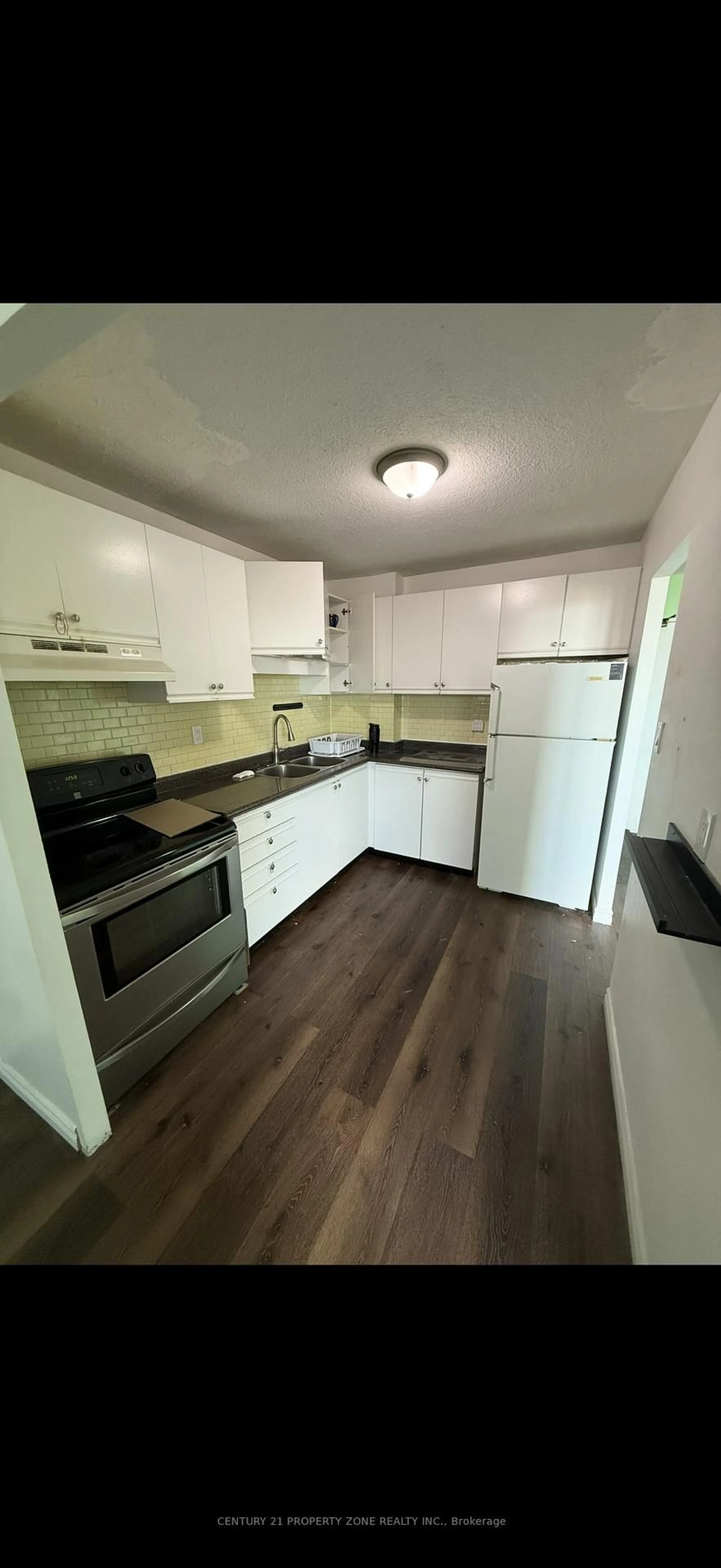 Standard kitchen, wood/laminate floor for 530 Lolita Gdns #702, Mississauga Ontario L5A 2A8
