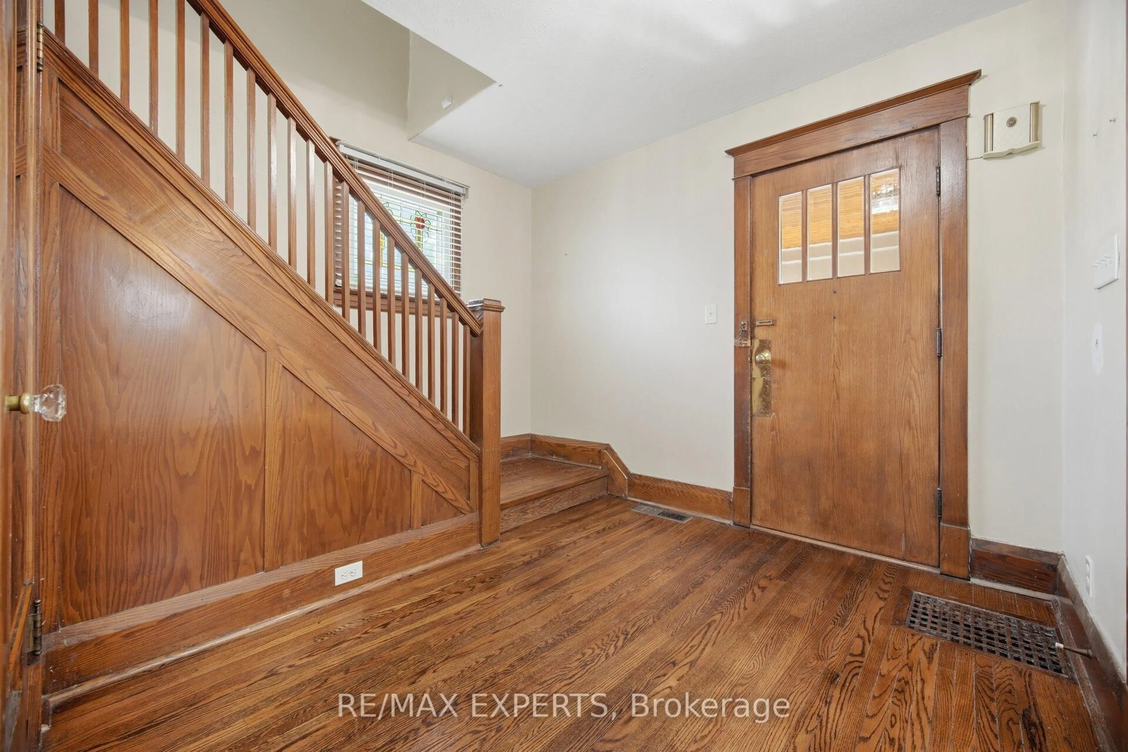 Indoor entryway for 3 Maple Ave, Brampton Ontario L6V 1R7