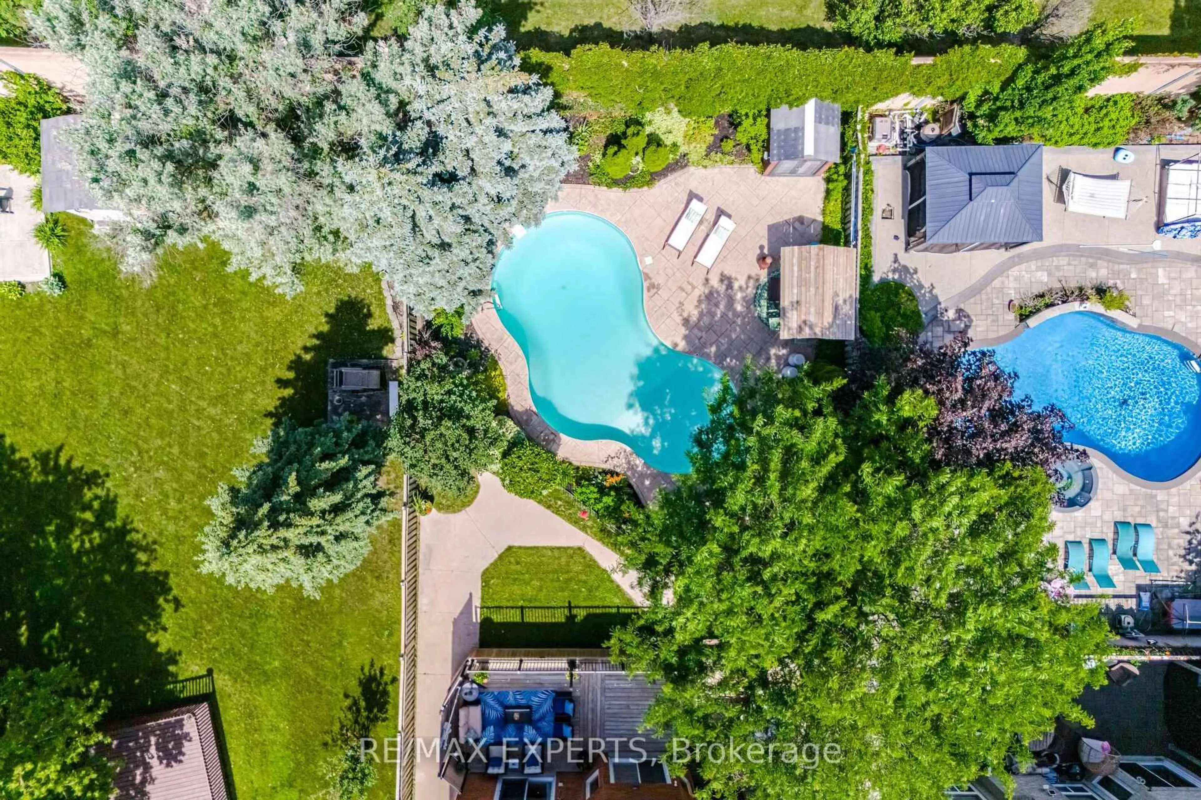 A pic from outside/outdoor area/front of a property/back of a property/a pic from drone, water/lake/river/ocean view for 12 Kingfisher Crt, Brampton Ontario L6Z 3R4