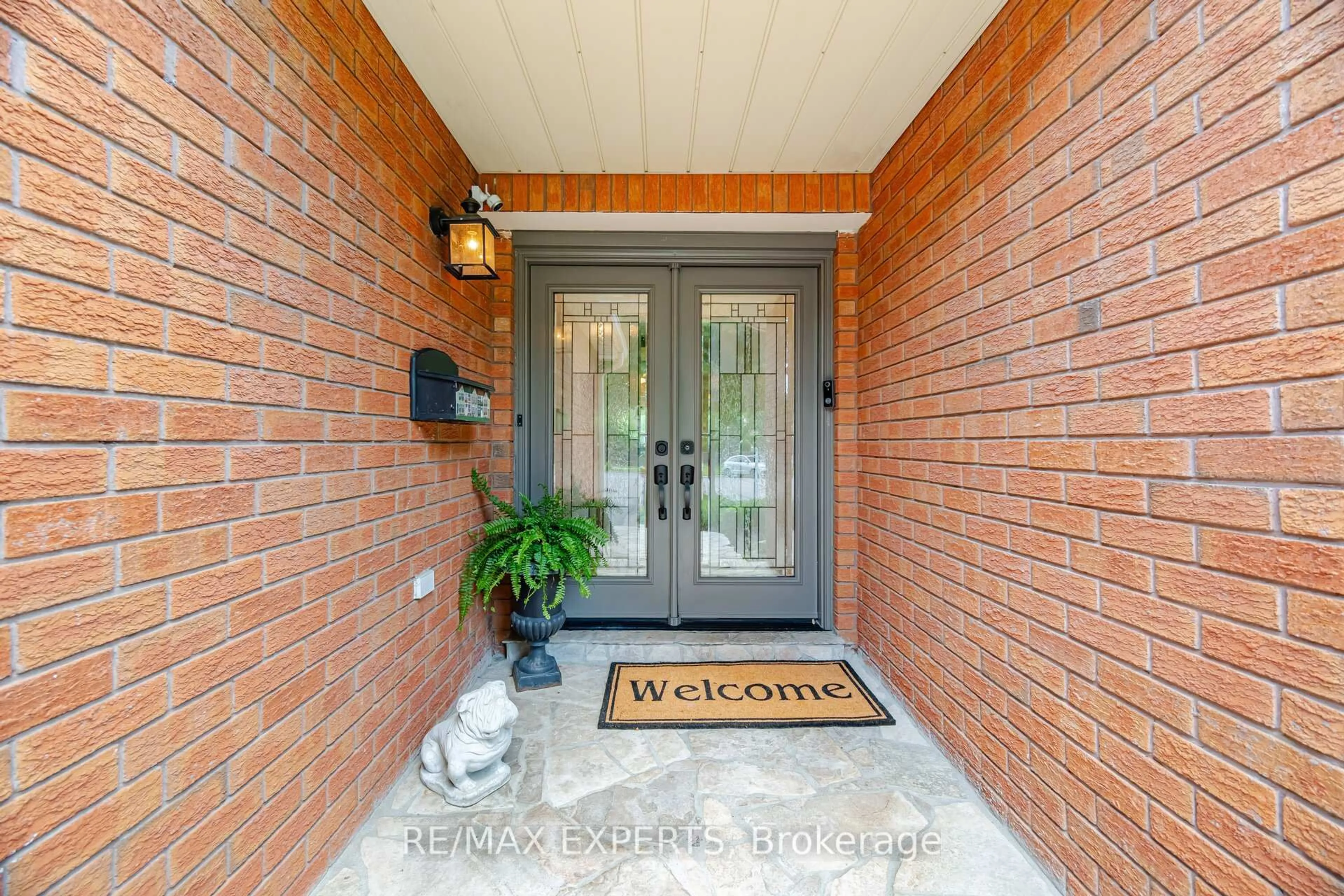 Indoor entryway for 12 Kingfisher Crt, Brampton Ontario L6Z 3R4