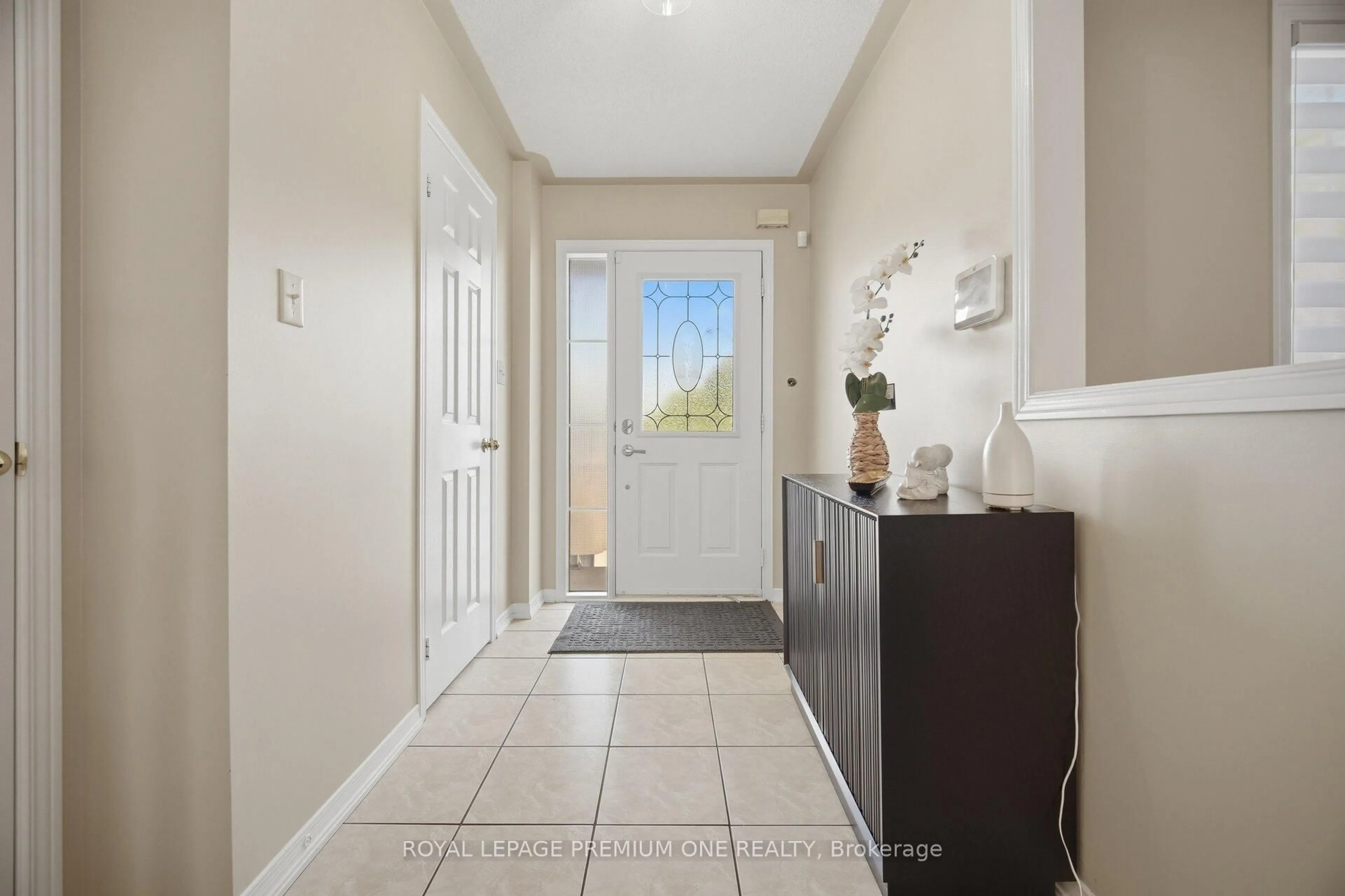 Indoor entryway for 64 Amethyst Circ, Brampton Ontario L6P 0Z3