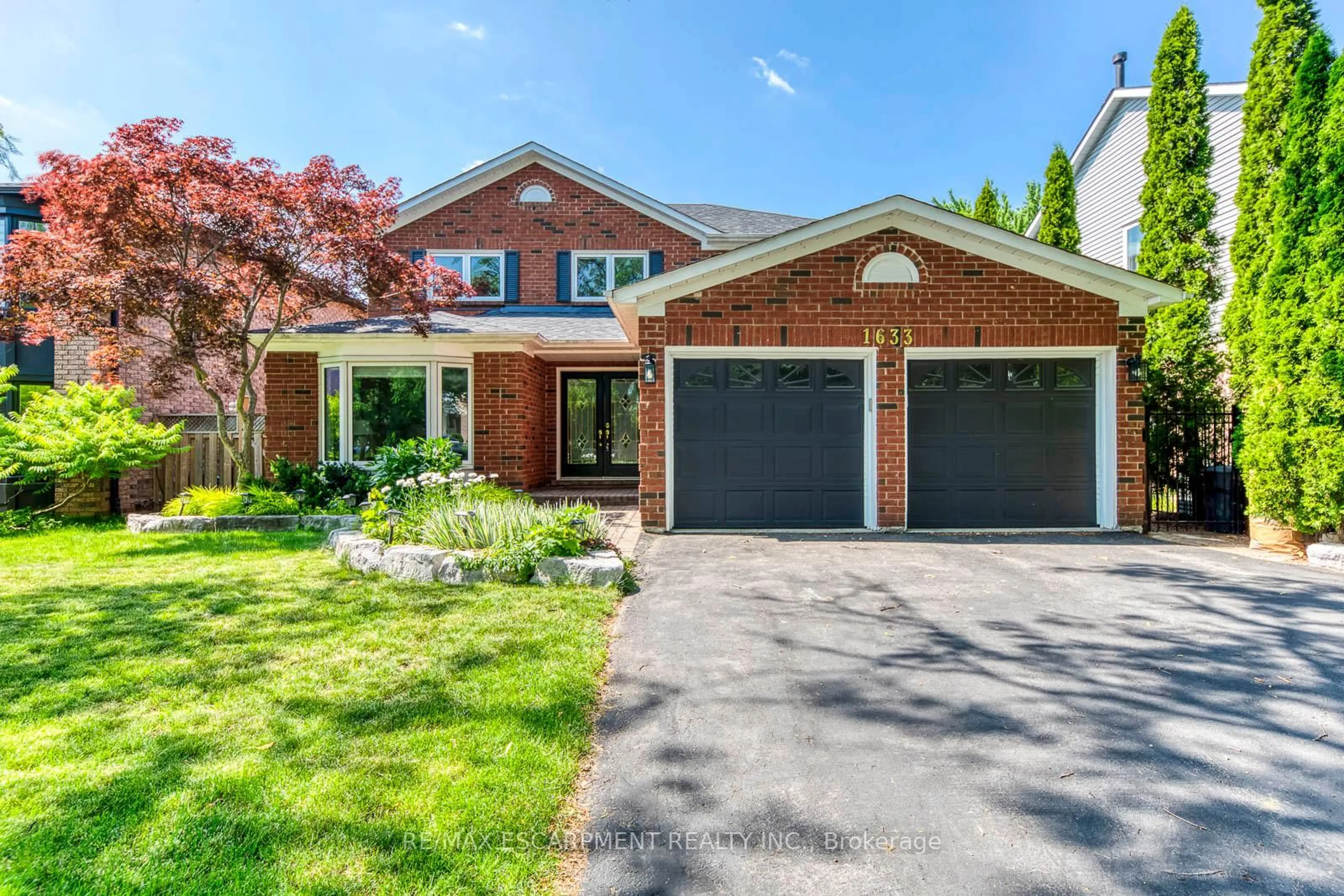 Home with brick exterior material, street for 1633 Greenbriar Dr, Oakville Ontario L6M 1Y3