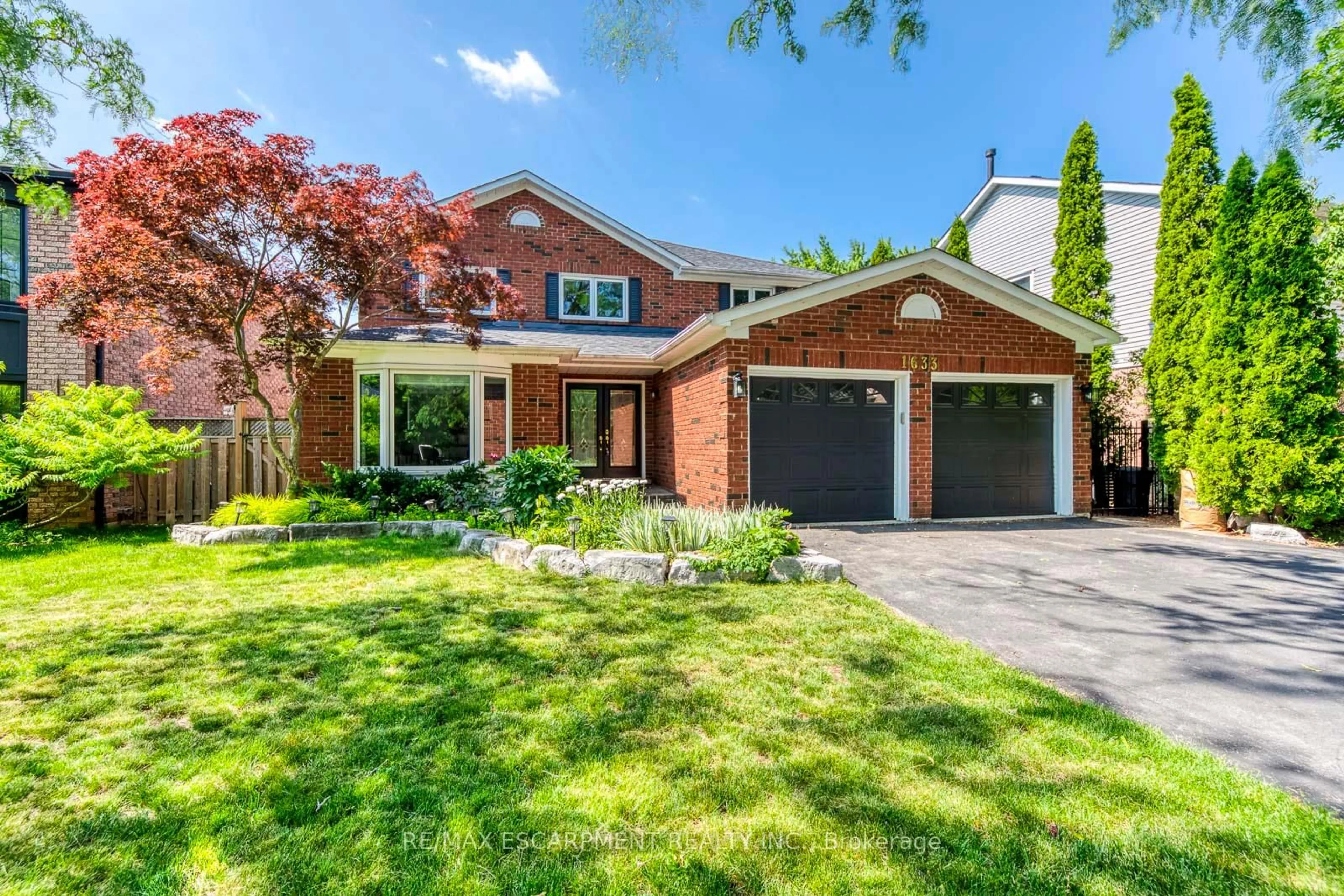 Home with brick exterior material, street for 1633 Greenbriar Dr, Oakville Ontario L6M 1Y3
