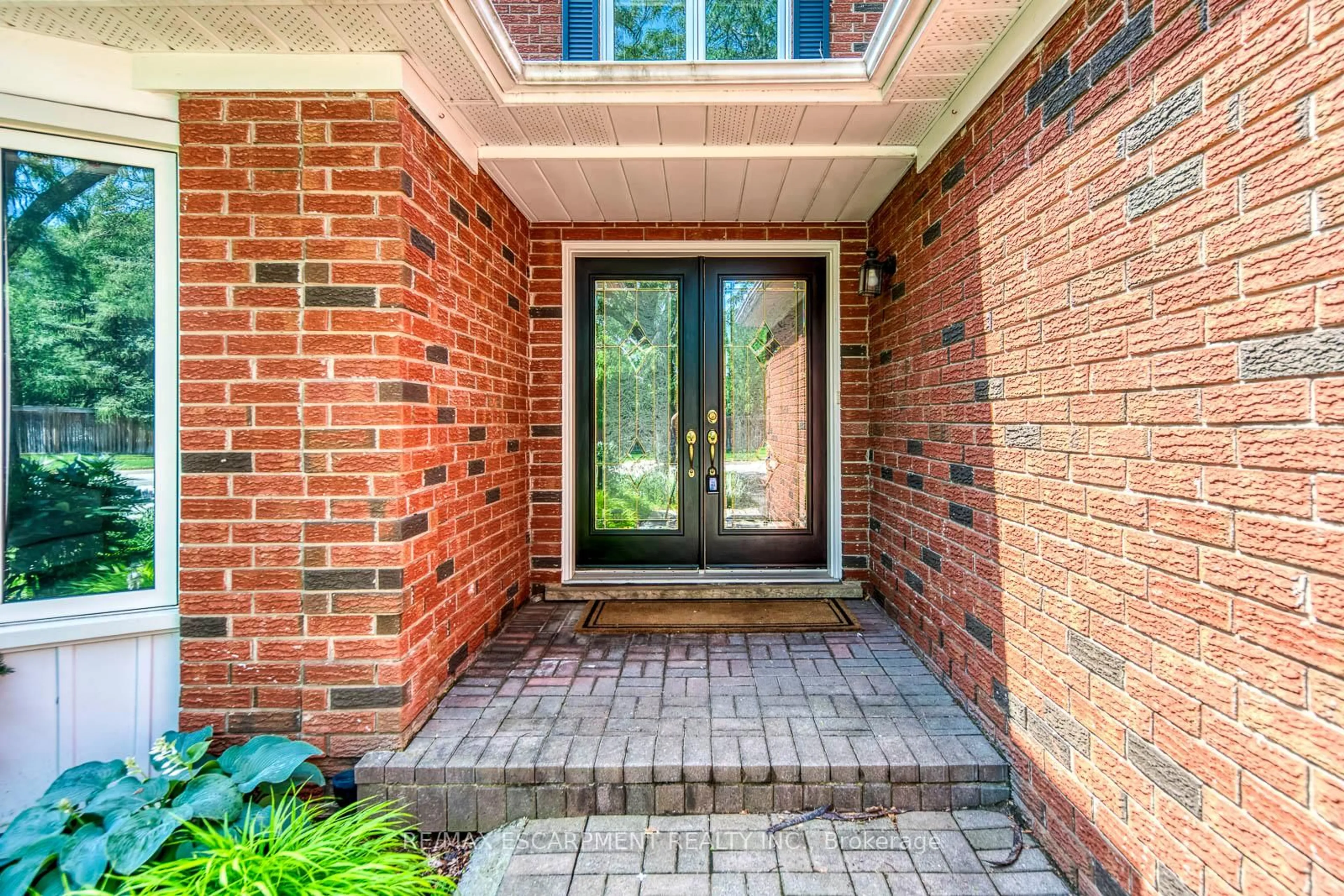 Home with brick exterior material, street for 1633 Greenbriar Dr, Oakville Ontario L6M 1Y3