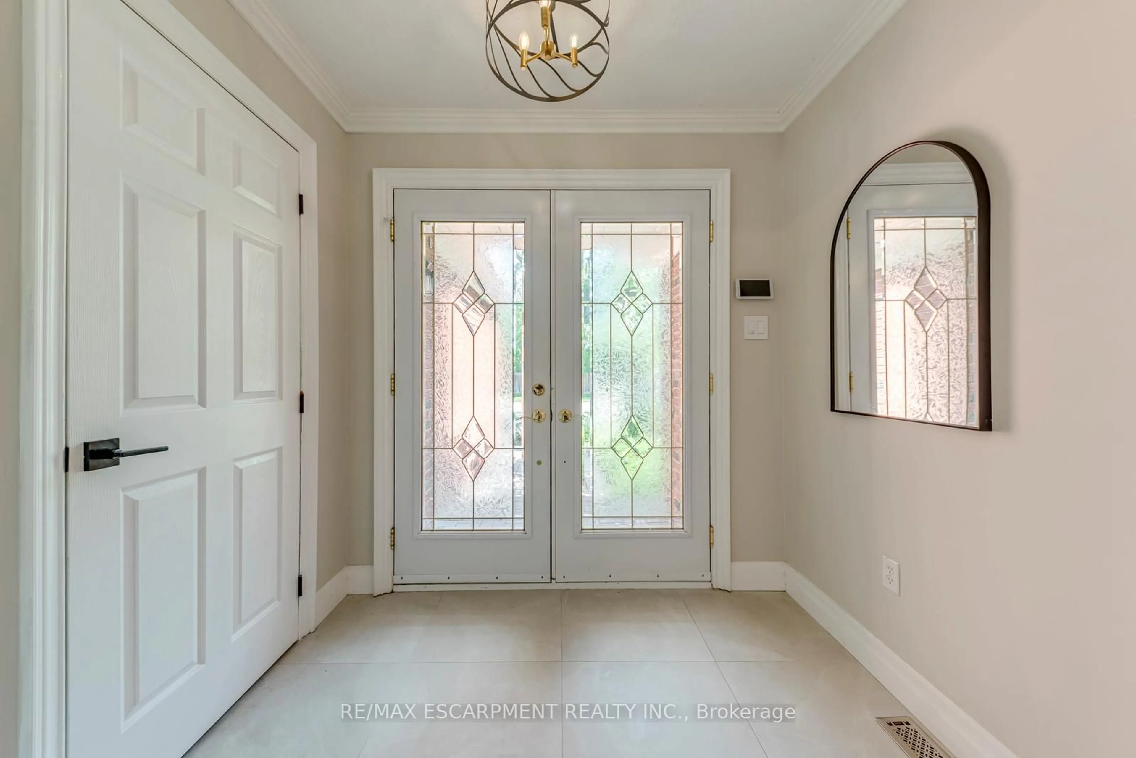 Indoor entryway for 1633 Greenbriar Dr, Oakville Ontario L6M 1Y3