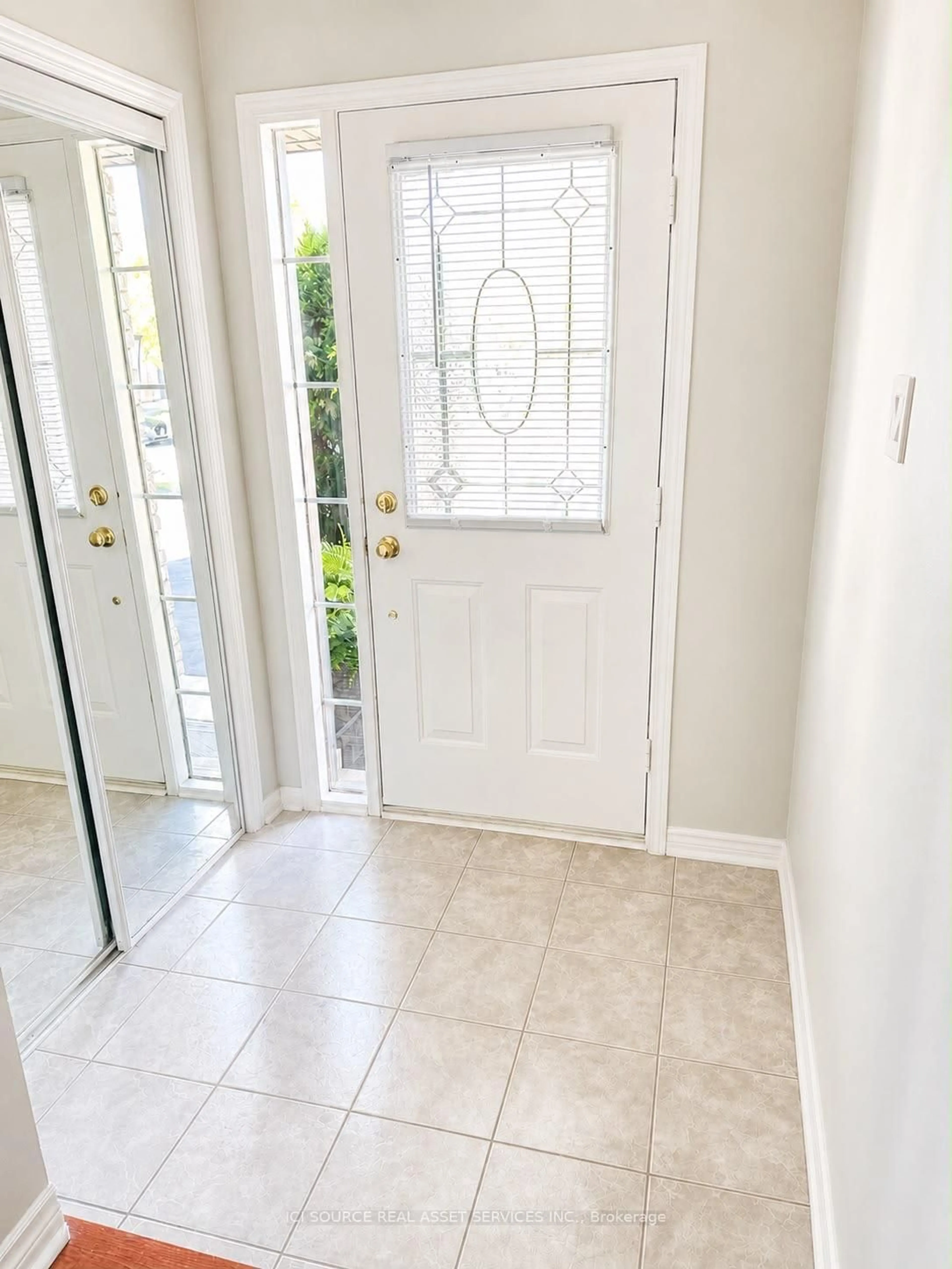 Indoor entryway for 2081 Golden Orchard Tr, Oakville Ontario L6M 3W8