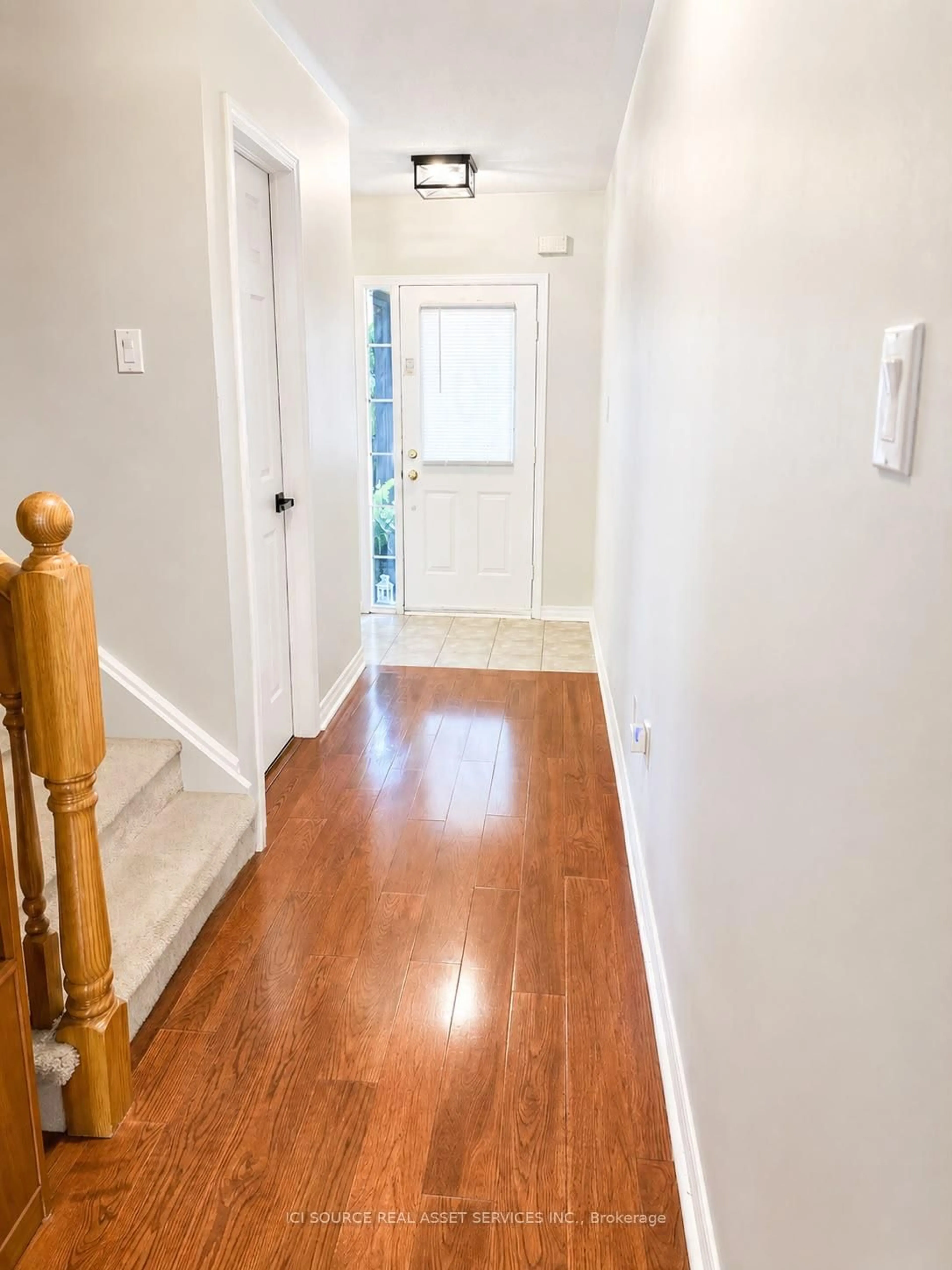 Indoor entryway for 2081 Golden Orchard Tr, Oakville Ontario L6M 3W8