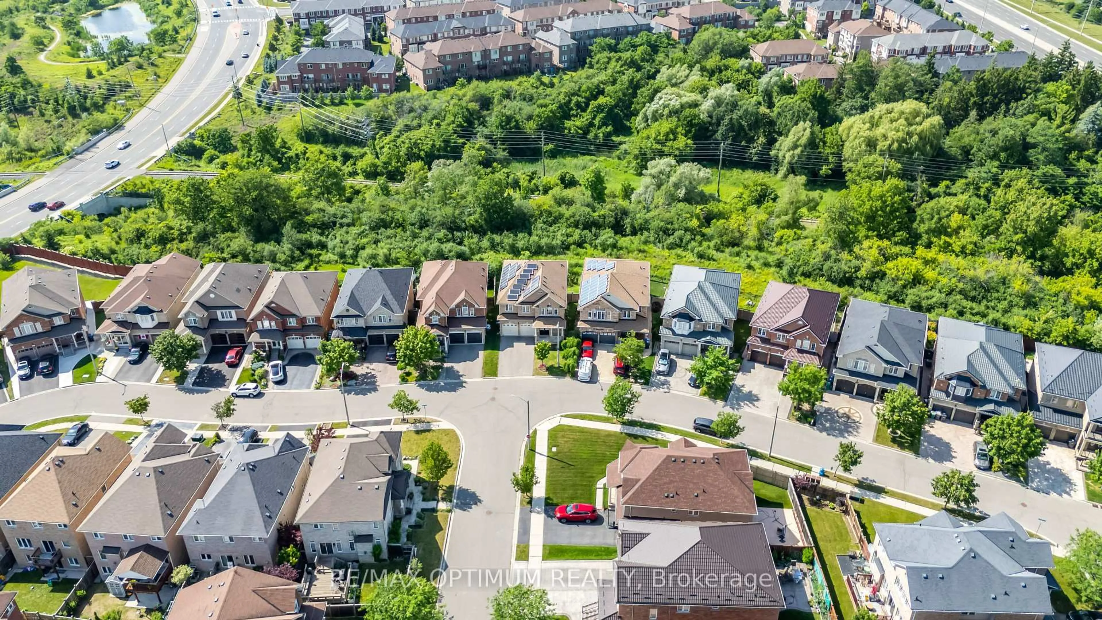 A pic from outside/outdoor area/front of a property/back of a property/a pic from drone, street for 99 Young Dr, Brampton Ontario L6Y 0P1