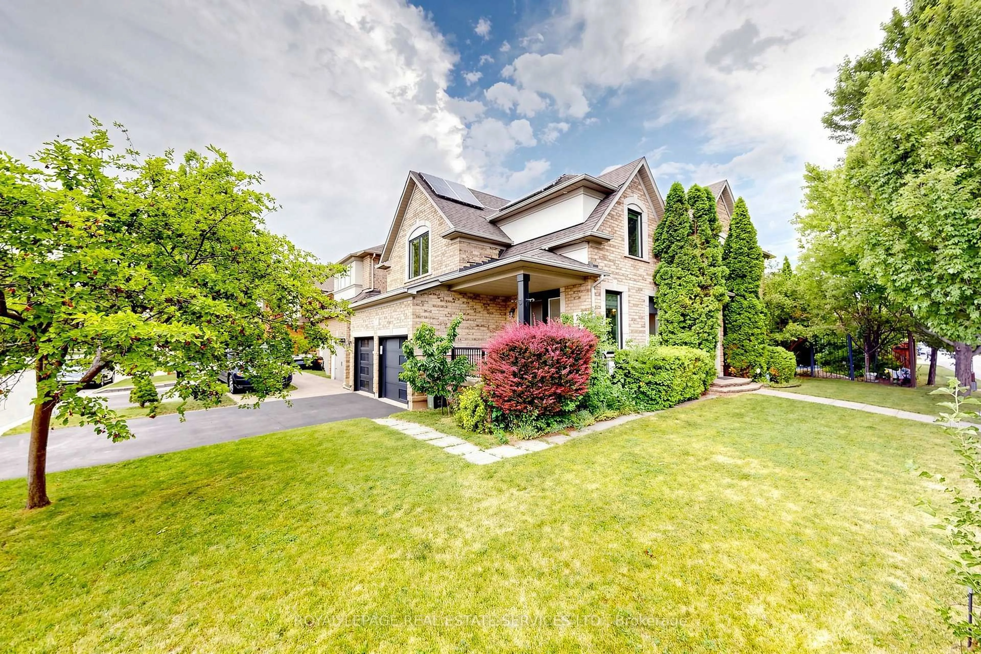 Home with brick exterior material, street for 2353 Woodcrest Dr, Oakville Ontario L6M 4S2