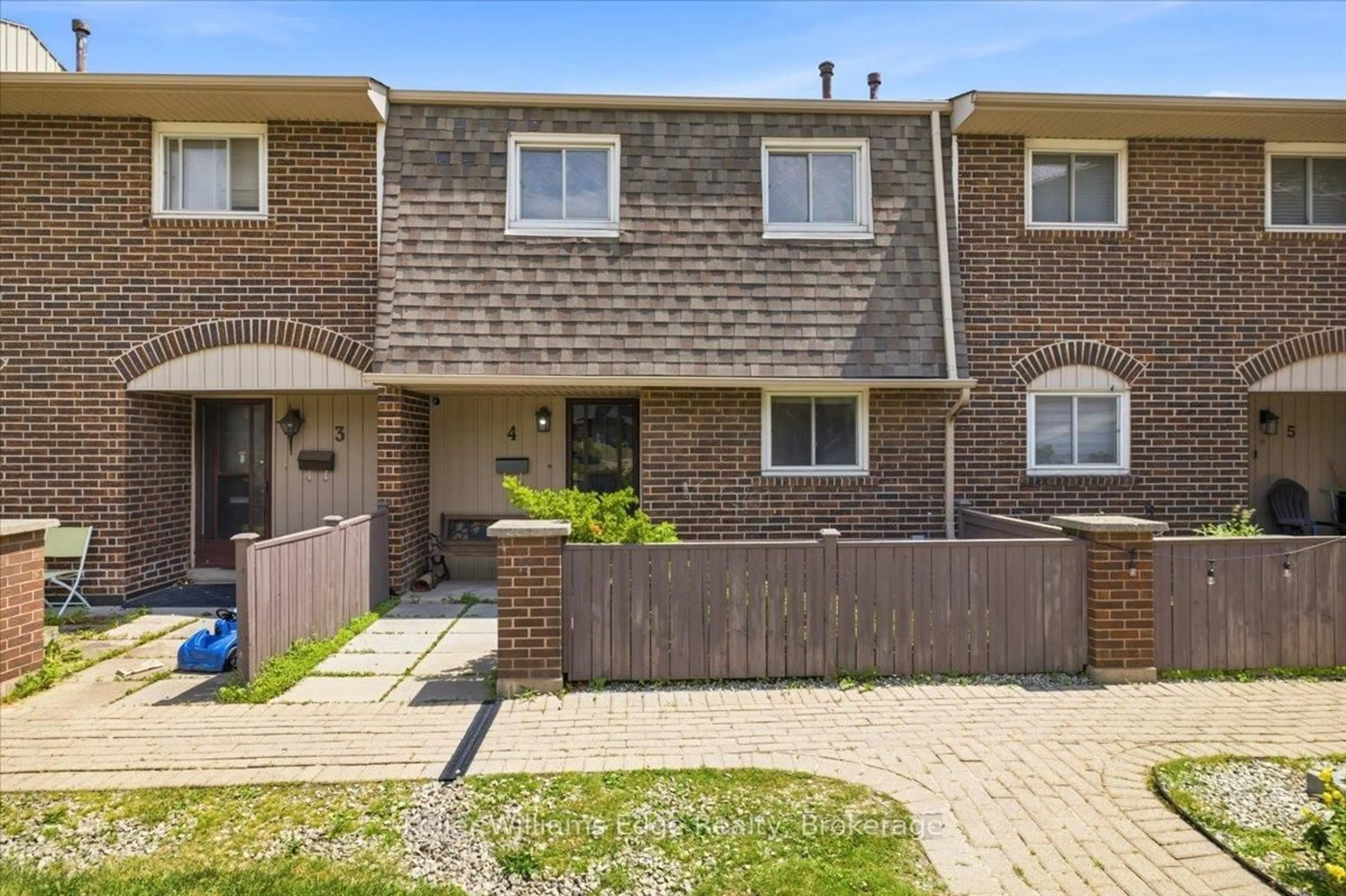 A pic from outside/outdoor area/front of a property/back of a property/a pic from drone, street for 1294 Guelph Line #4, Burlington Ontario L7P 2S9