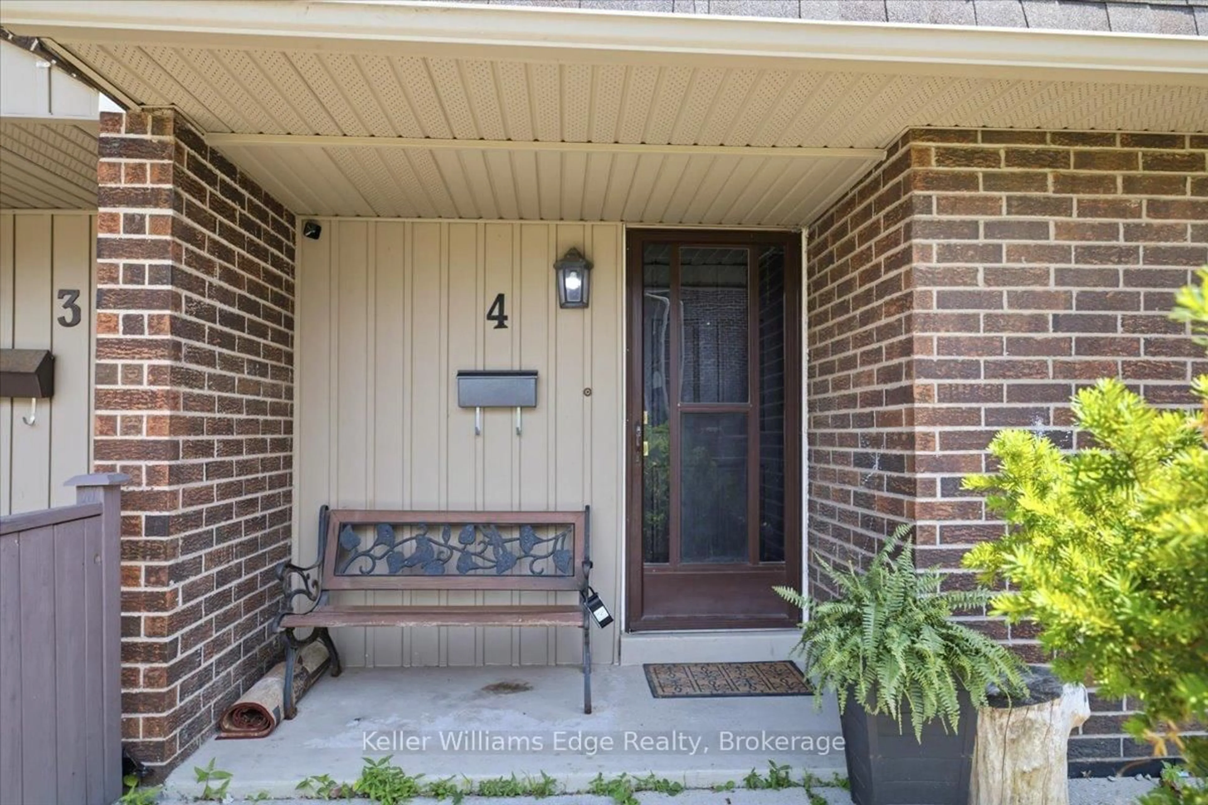 Indoor entryway for 1294 Guelph Line #4, Burlington Ontario L7P 2S9