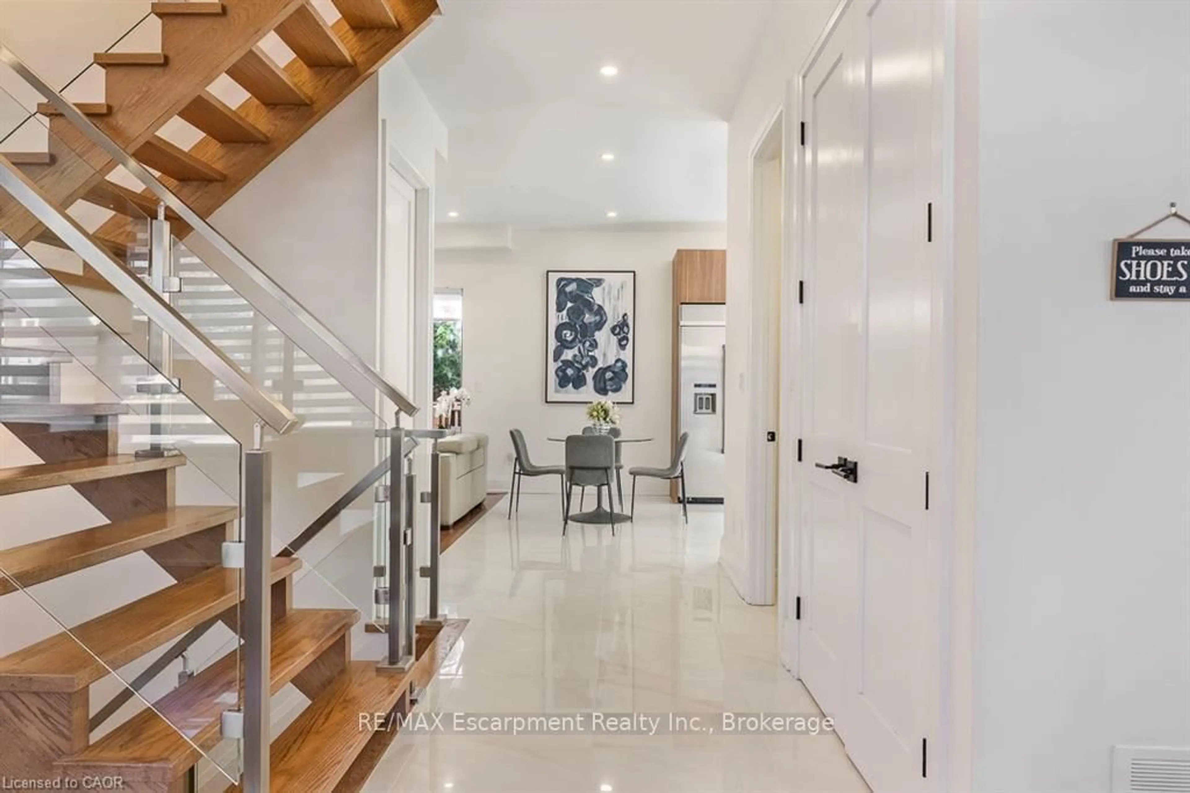 Indoor entryway for 1526 Bridge Rd, Oakville Ontario L6L 2E3