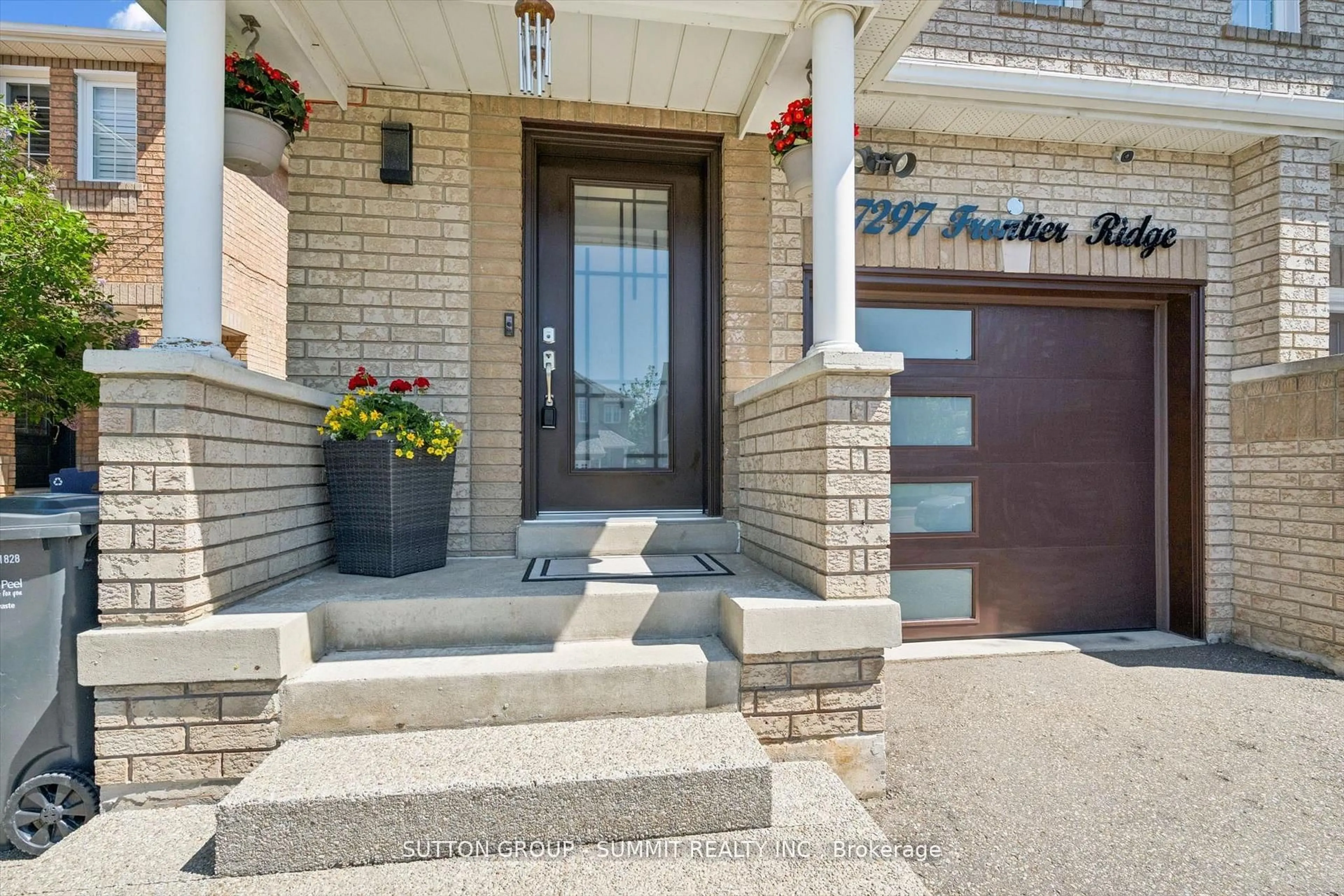 Indoor entryway for 7297 Frontier Rdge, Mississauga Ontario L5N 7P7