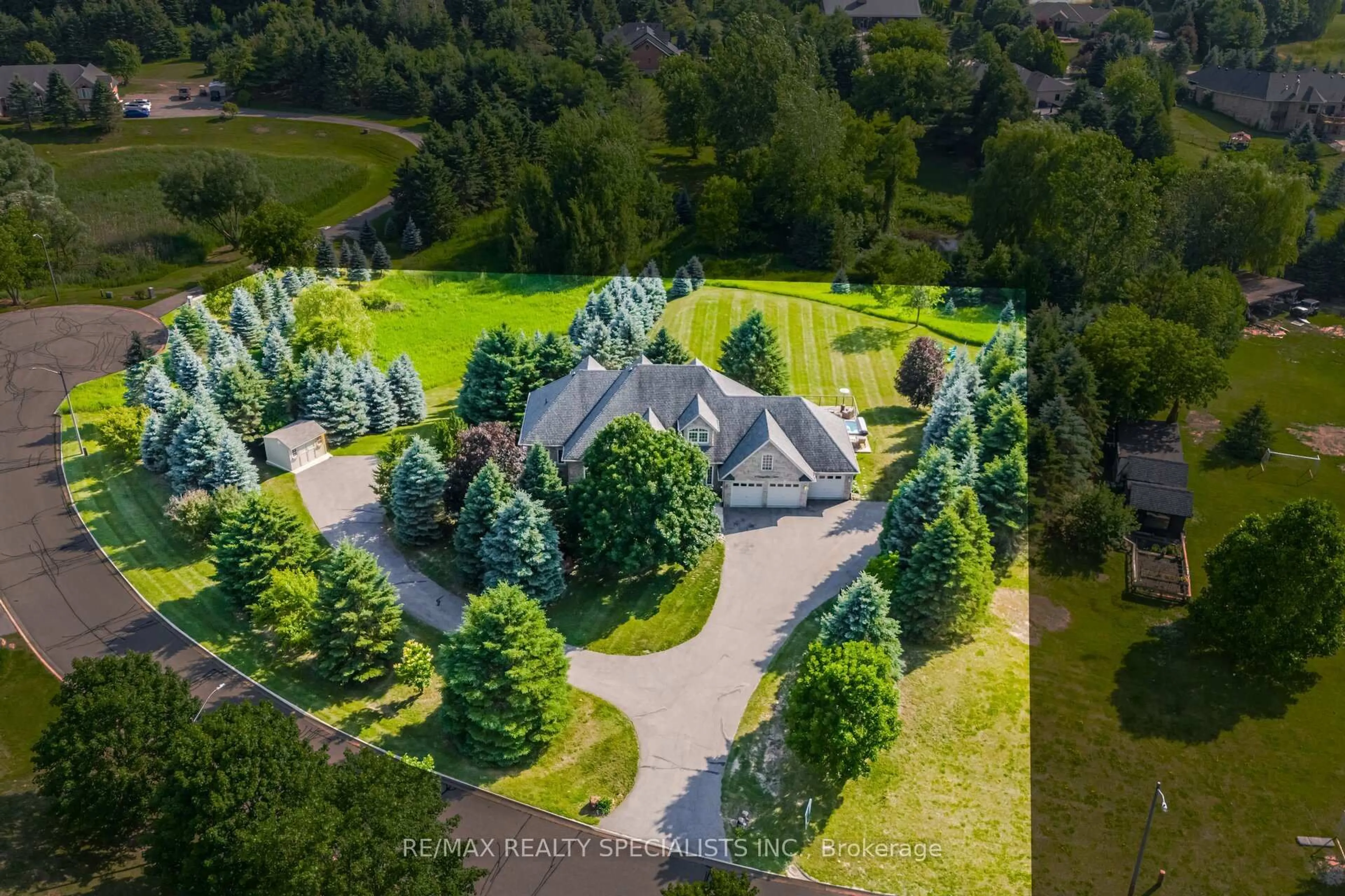 A pic from outside/outdoor area/front of a property/back of a property/a pic from drone, unknown for 4 Tranquility Crt, Caledon Ontario L7E 3R7