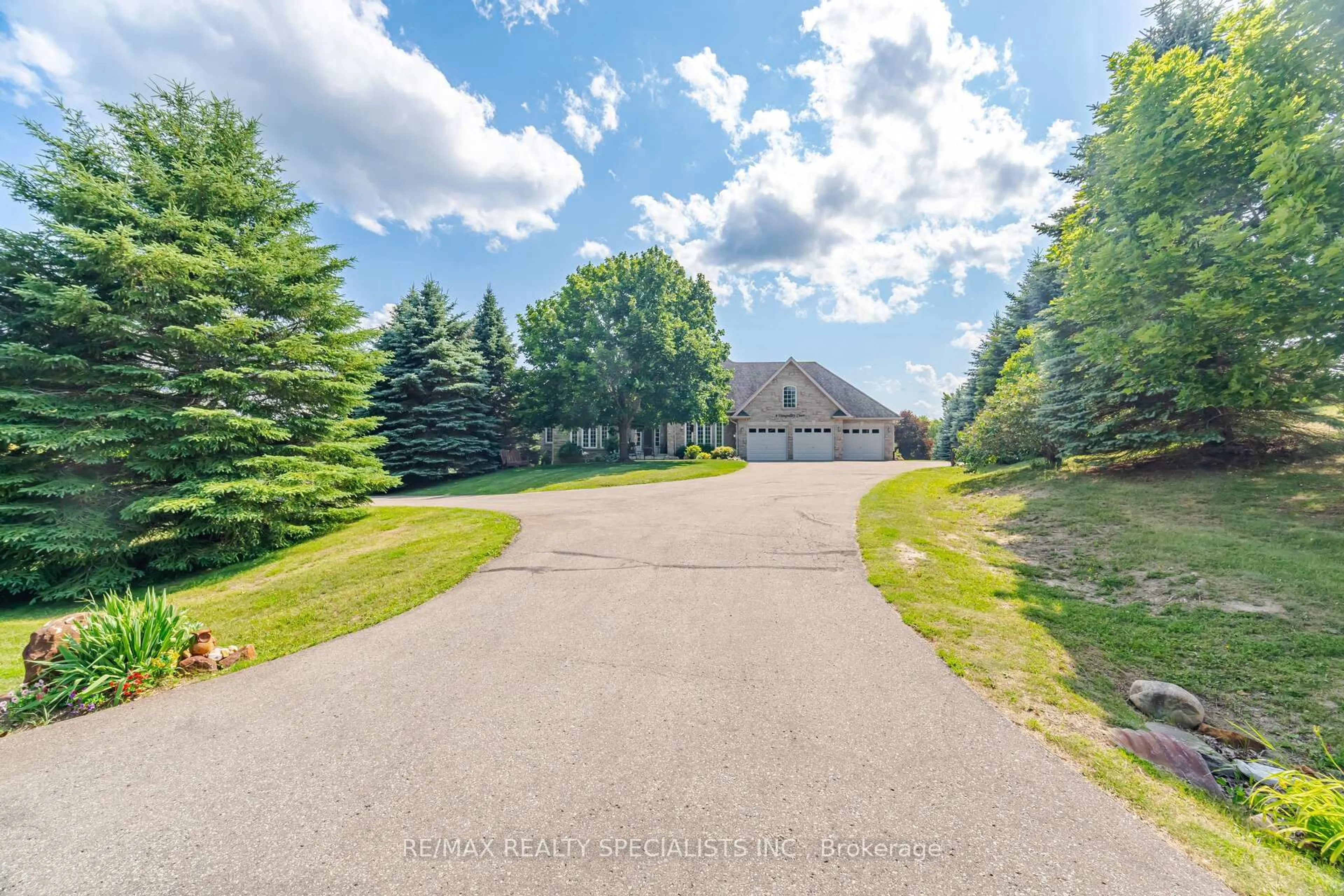 A pic from outside/outdoor area/front of a property/back of a property/a pic from drone, unknown for 4 Tranquility Crt, Caledon Ontario L7E 3R7