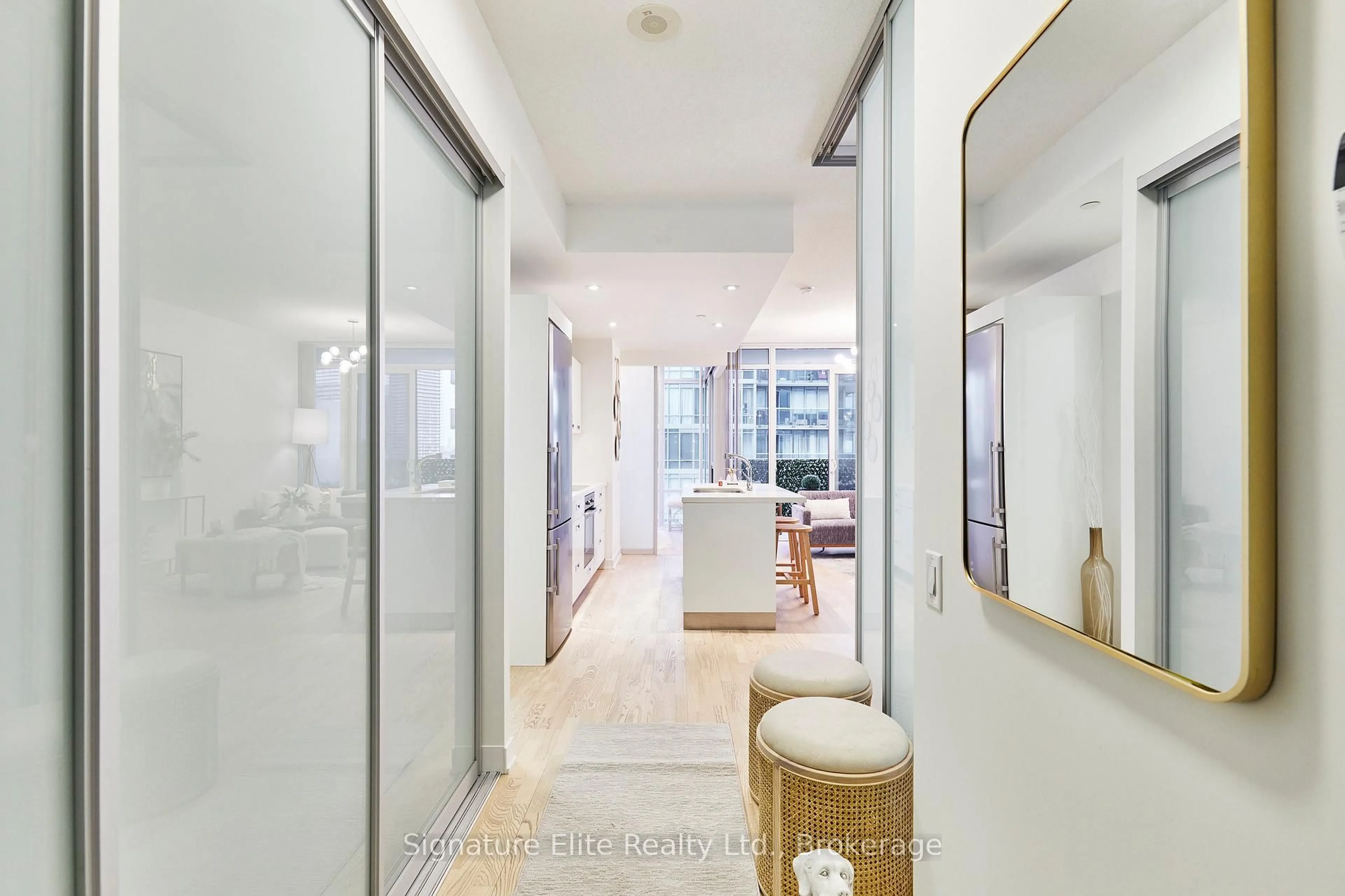 Indoor foyer for 88 Park Lawn Rd #1210, Toronto Ontario M8Y 0B5