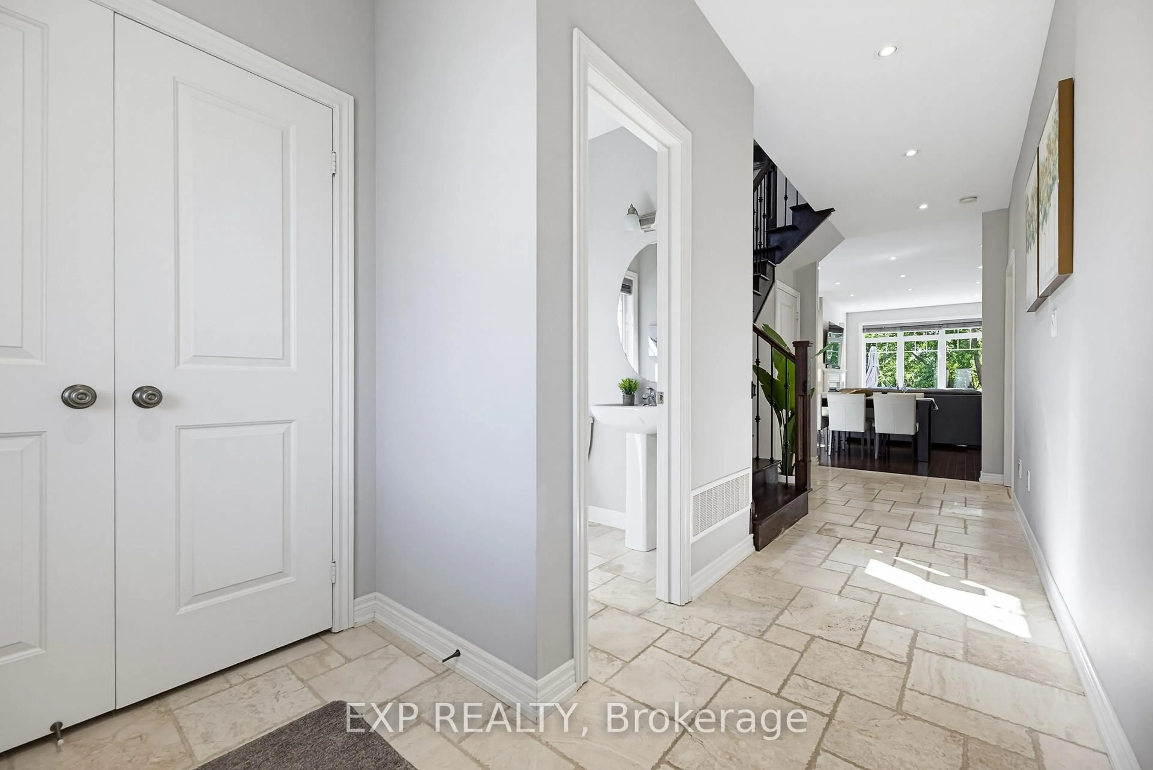 Indoor entryway for 13 Mccardy Crt, Caledon Ontario L7C 3X1