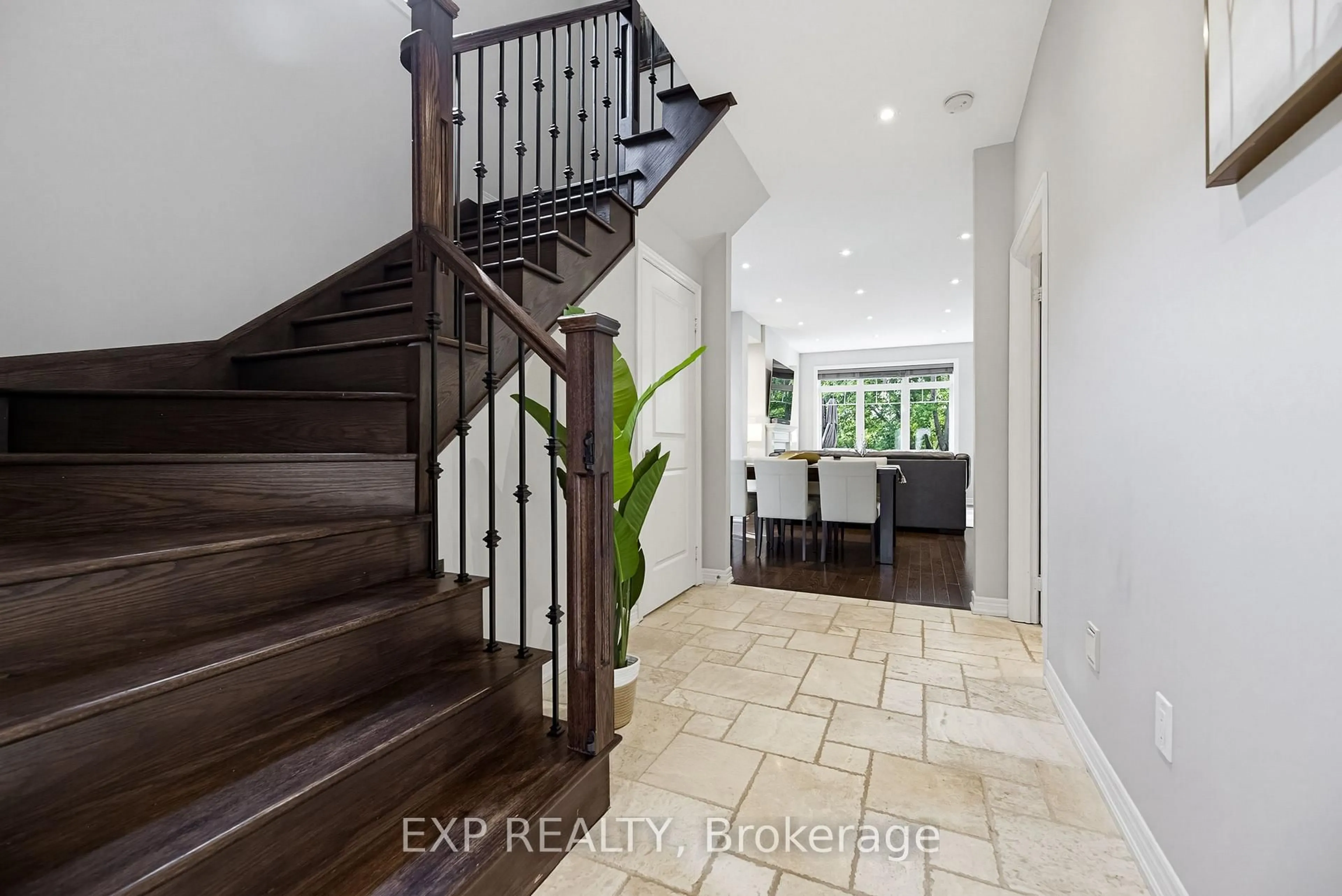Indoor entryway for 13 Mccardy Crt, Caledon Ontario L7C 3X1