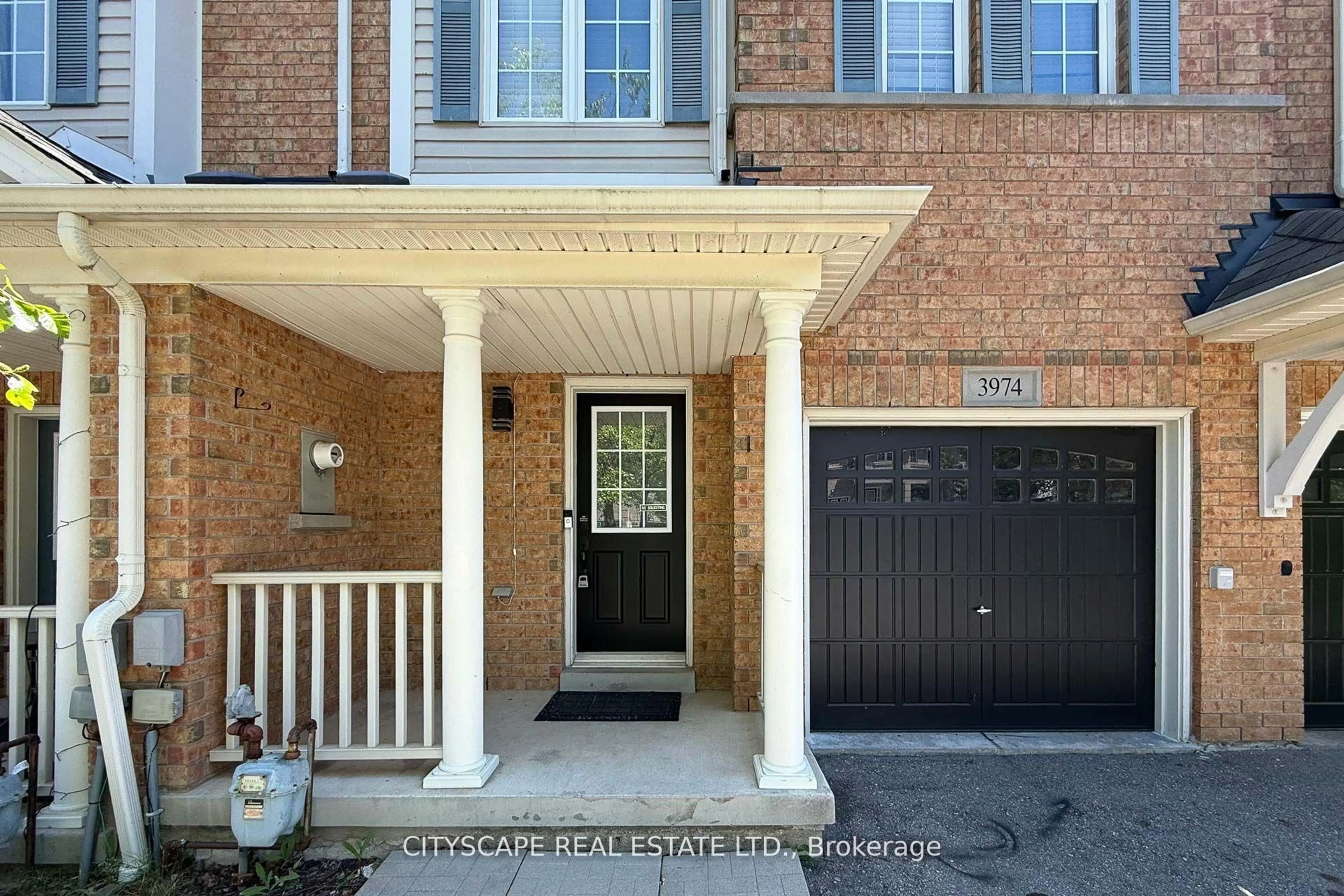 Indoor entryway for 3974 Stardust Dr, Mississauga Ontario L5M 8A5