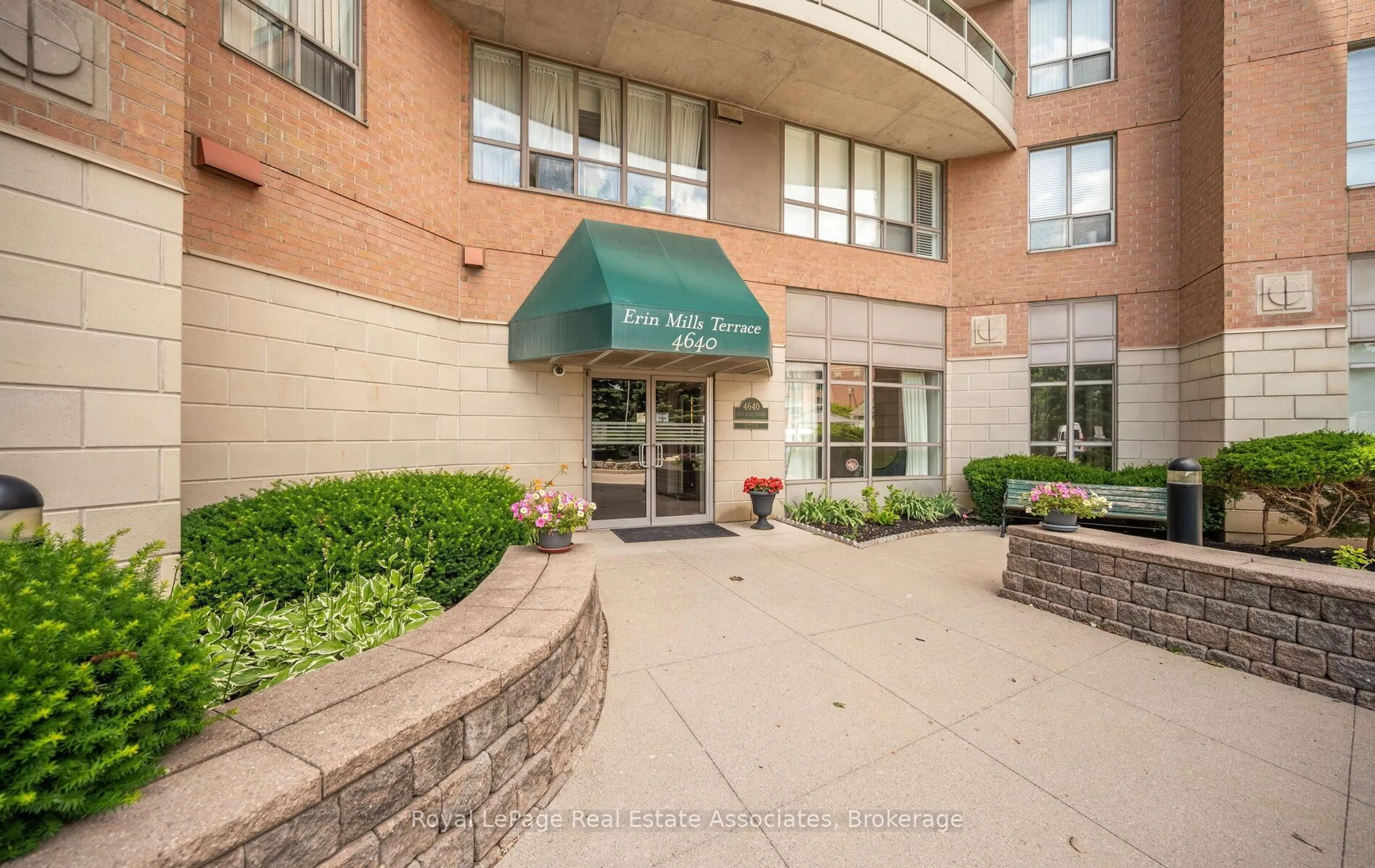 Indoor foyer for 4640 Kimbermount Ave #402, Mississauga Ontario L5M 5W6