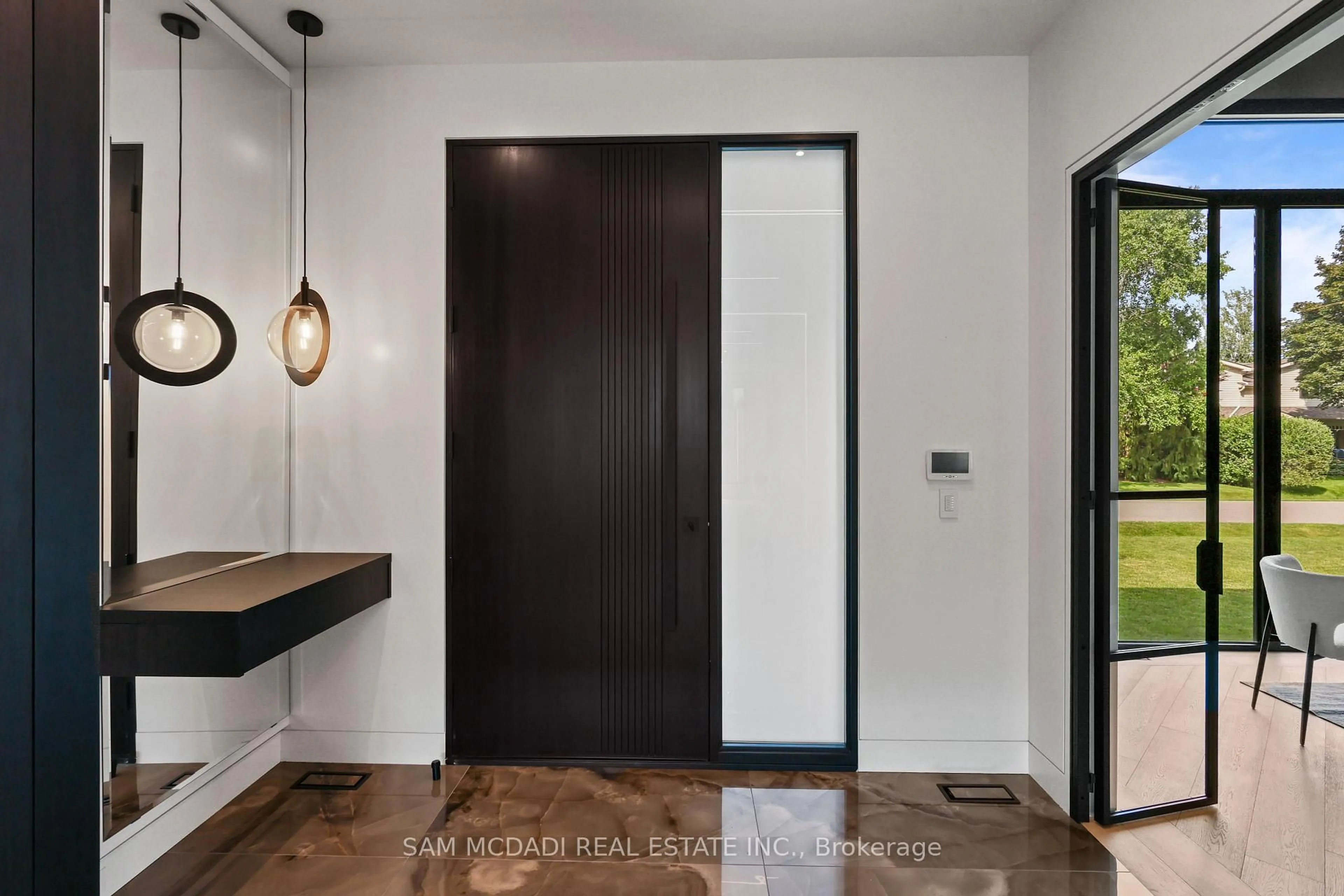Indoor entryway for 2186 Harcourt Cres, Mississauga Ontario L4Y 1W1