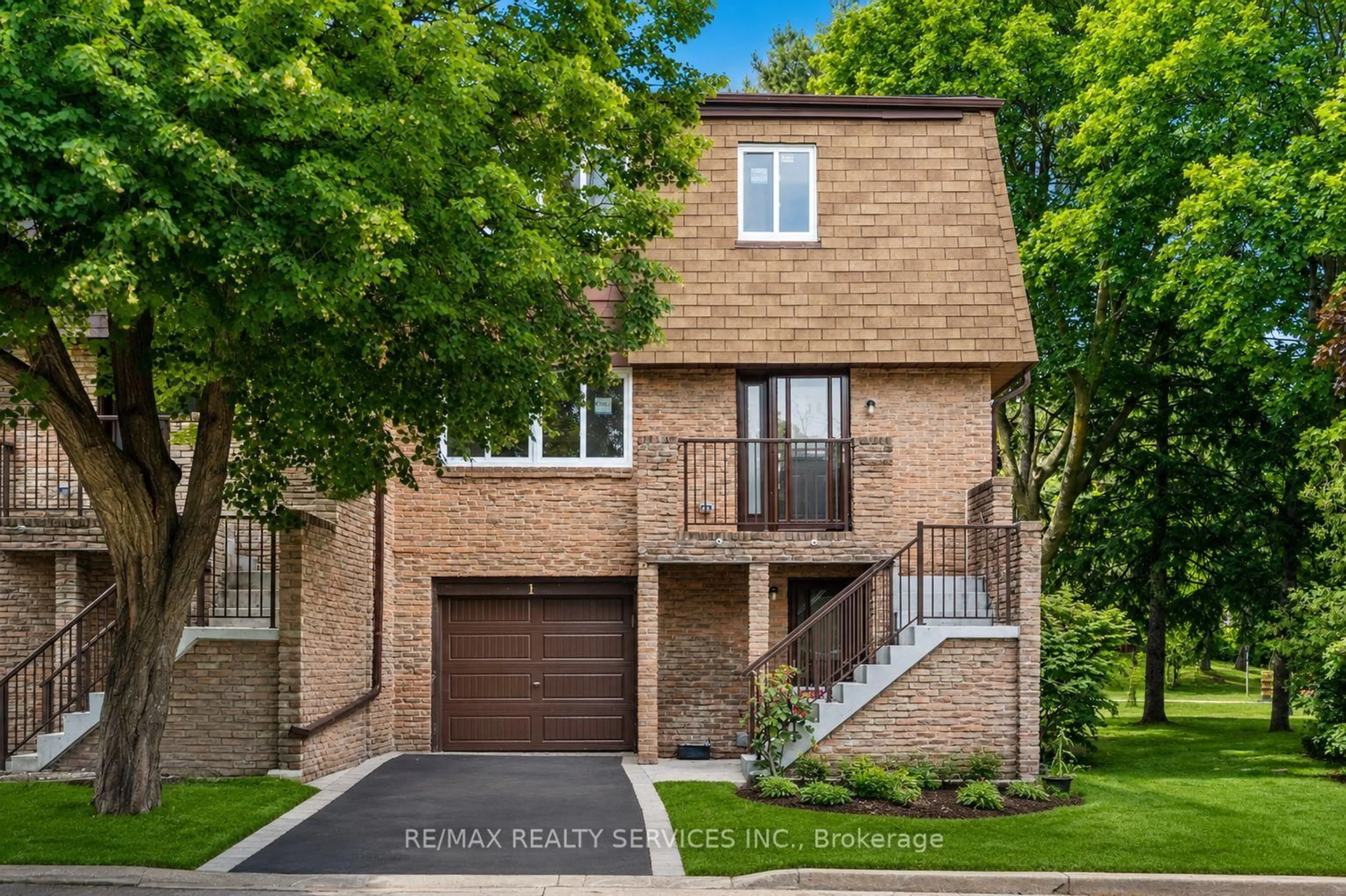 Home with brick exterior material, street for 7030 Copenhagen Rd #1, Mississauga Ontario L5N 2P3