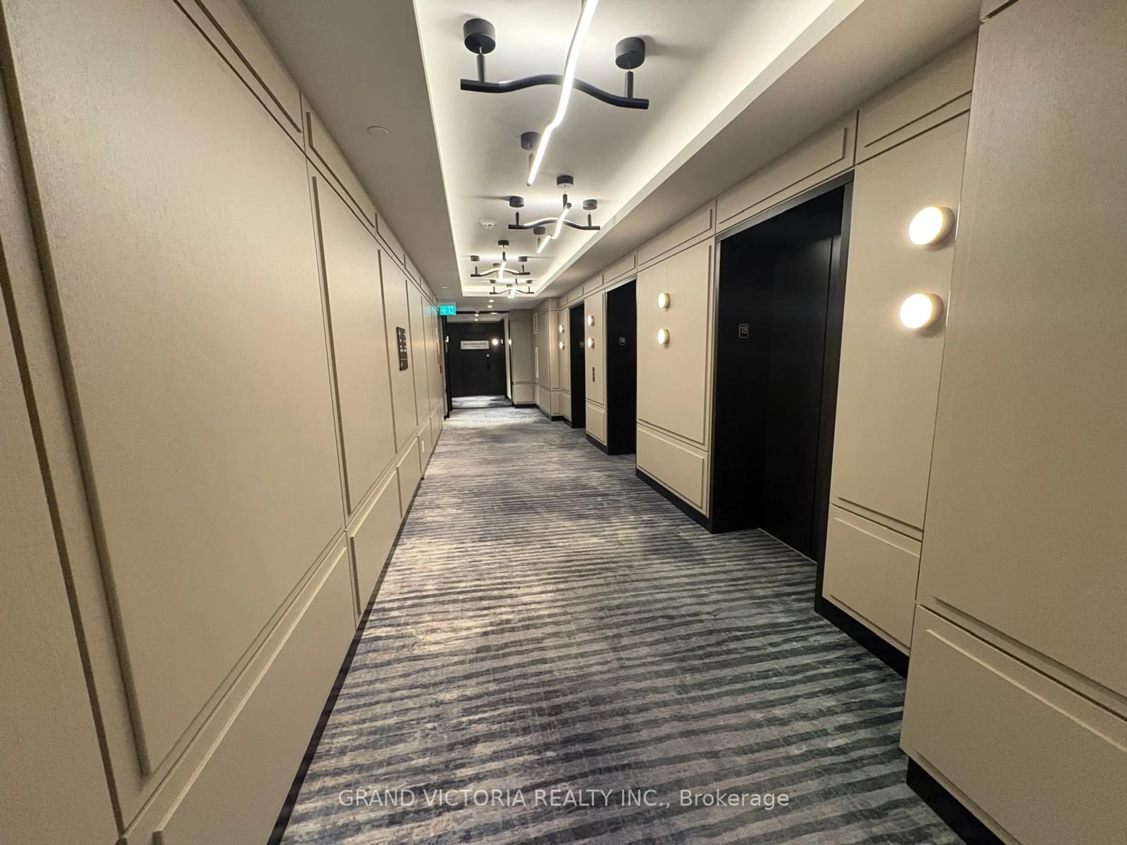 Indoor foyer for 3220 WILLIAM COLSTON Ave #1805, Oakville Ontario L6H 7C2