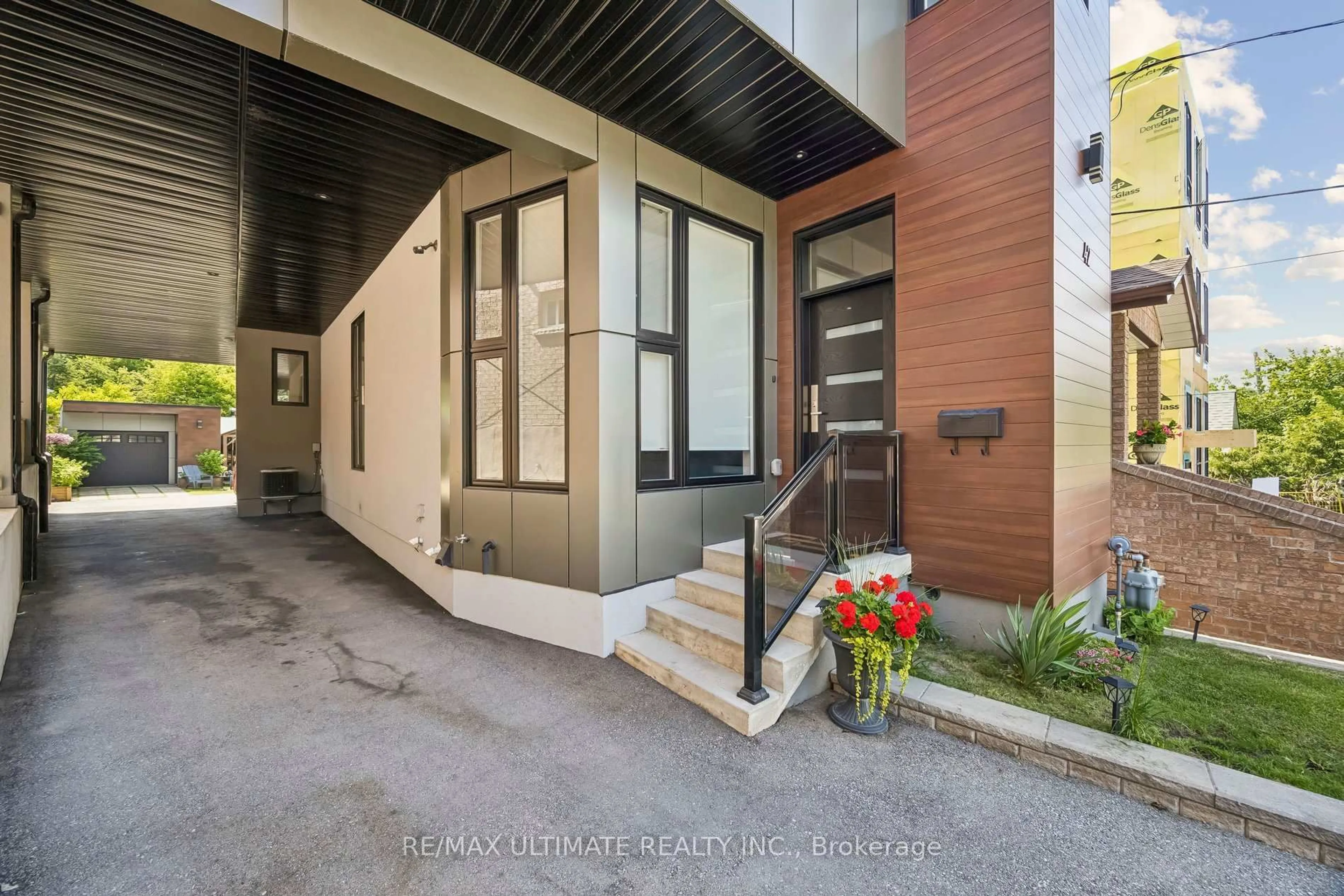 Indoor entryway for 42 Ennerdale Rd, Toronto Ontario M6E 4C3