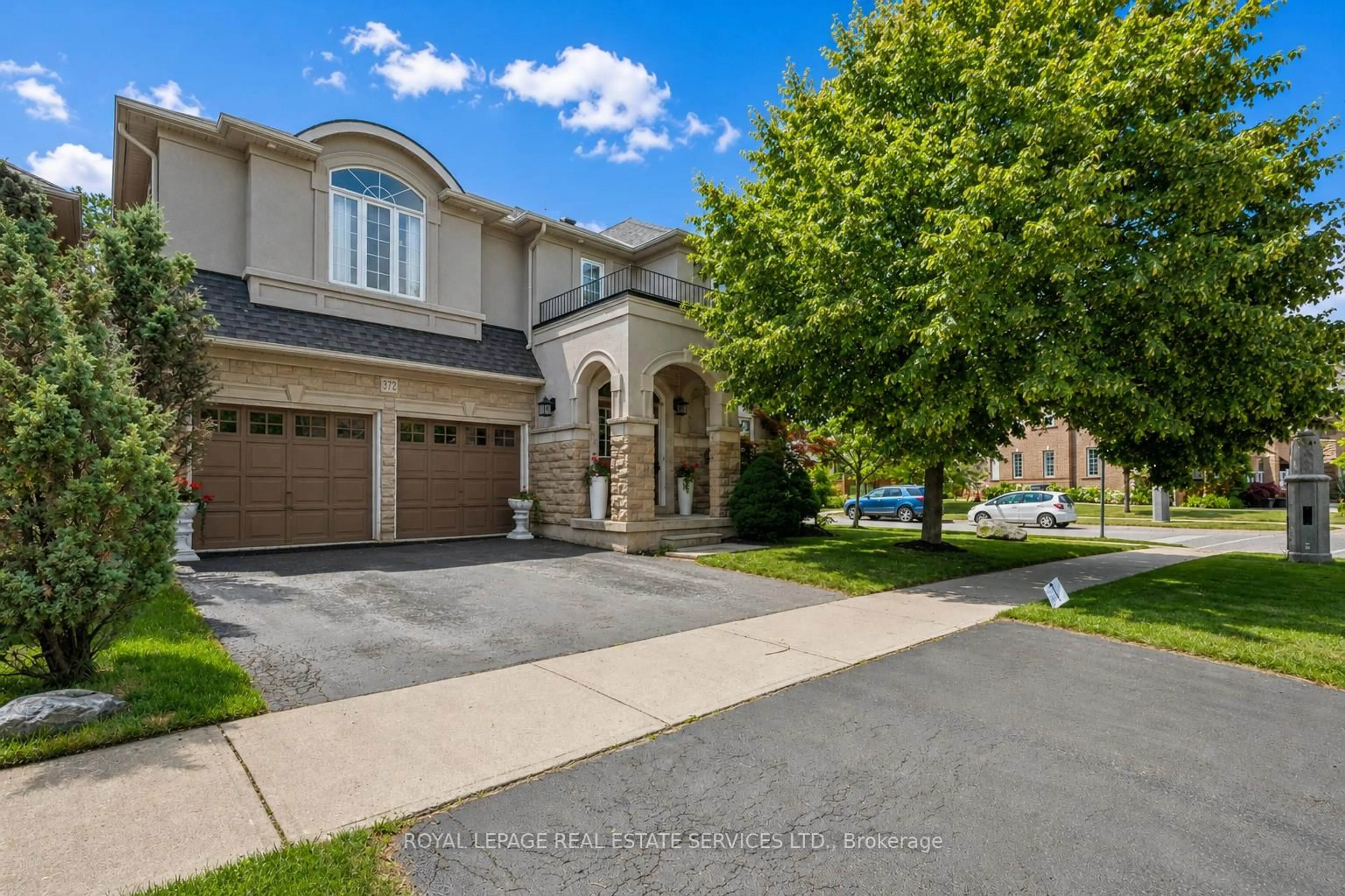A pic from outside/outdoor area/front of a property/back of a property/a pic from drone, street for 372 Creek Path Ave, Oakville Ontario L6L 6X3