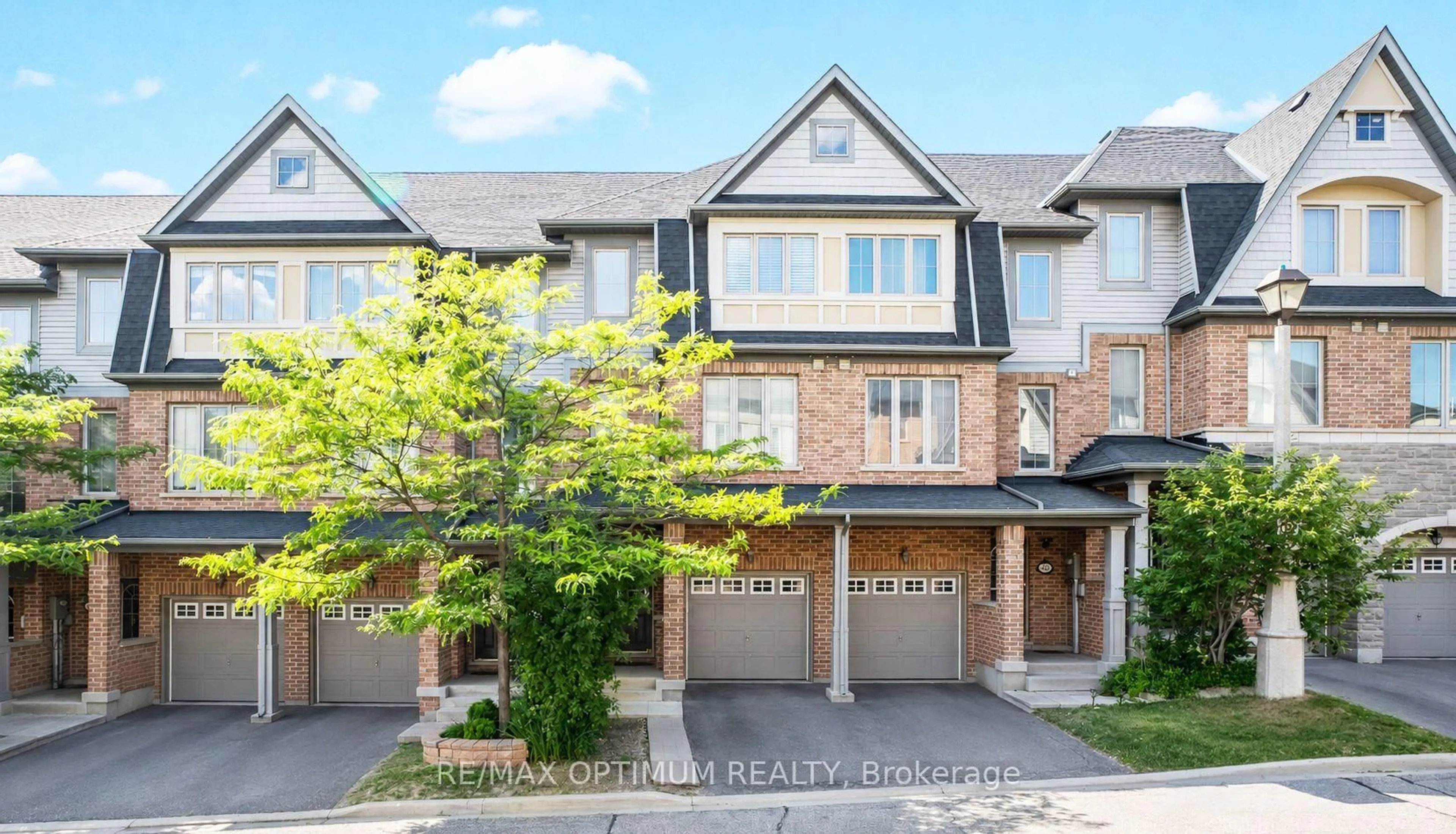 A pic from outside/outdoor area/front of a property/back of a property/a pic from drone, street for 117 Cedar Lake Cres, Brampton Ontario L6Y 0R1