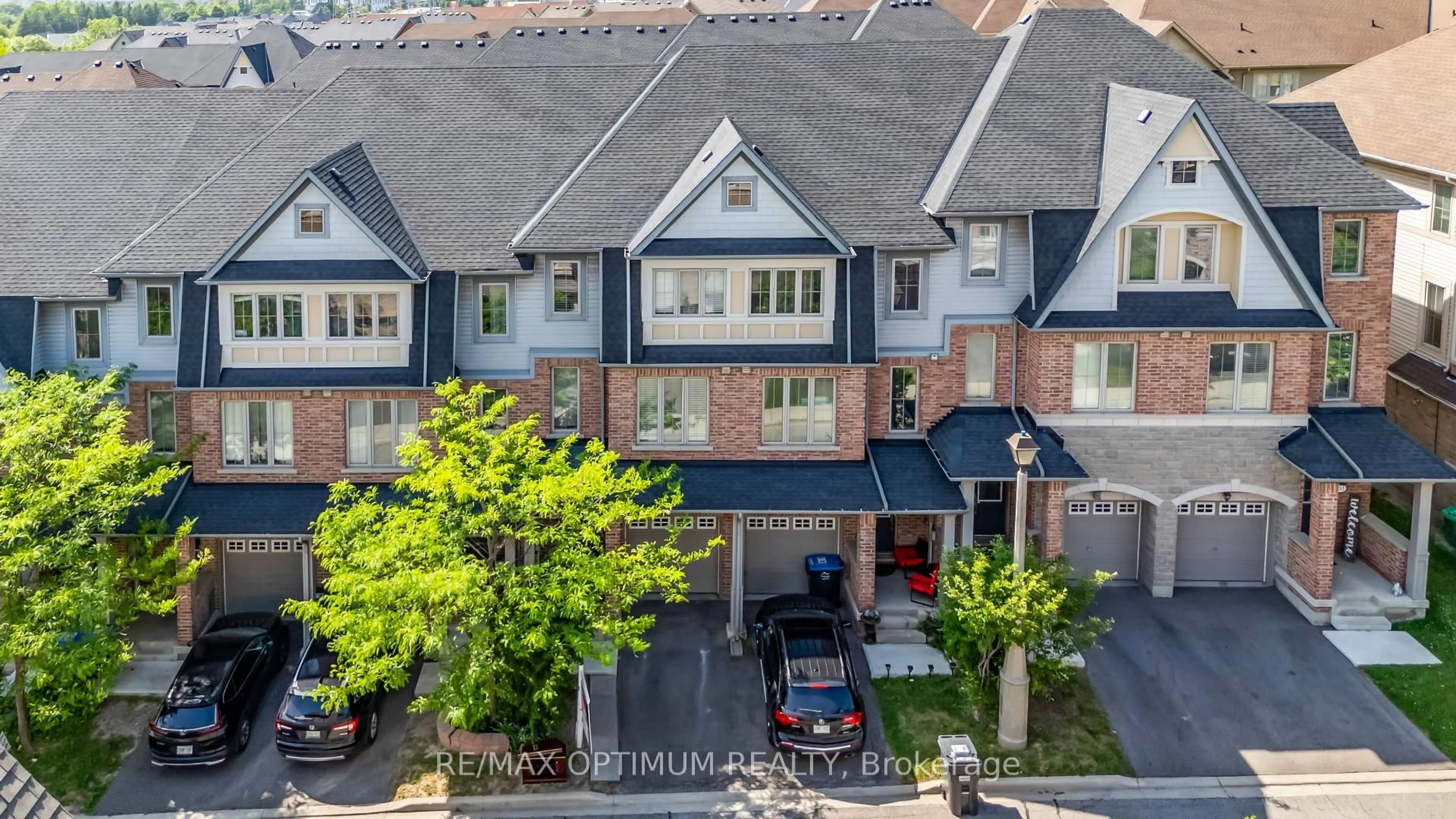 A pic from outside/outdoor area/front of a property/back of a property/a pic from drone, street for 117 Cedar Lake Cres, Brampton Ontario L6Y 0R1