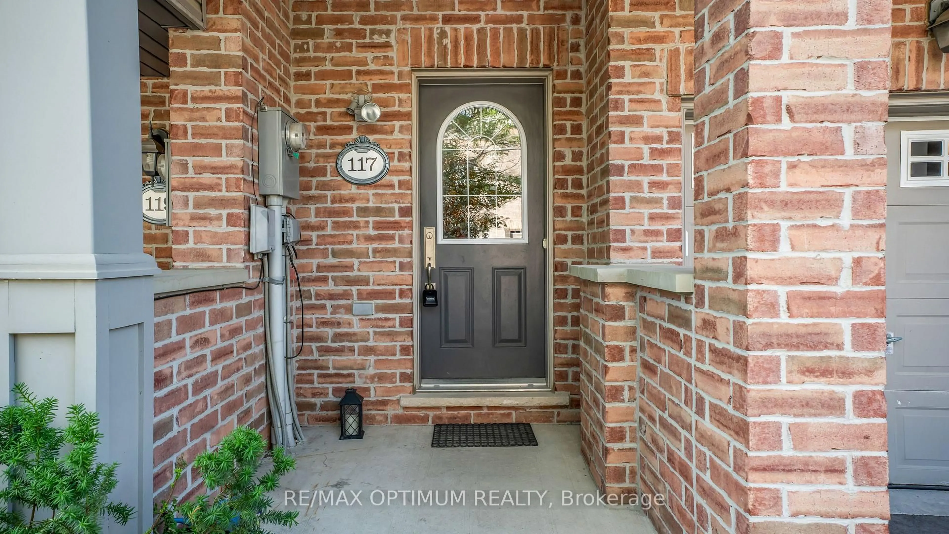 Indoor entryway for 117 Cedar Lake Cres, Brampton Ontario L6Y 0R1