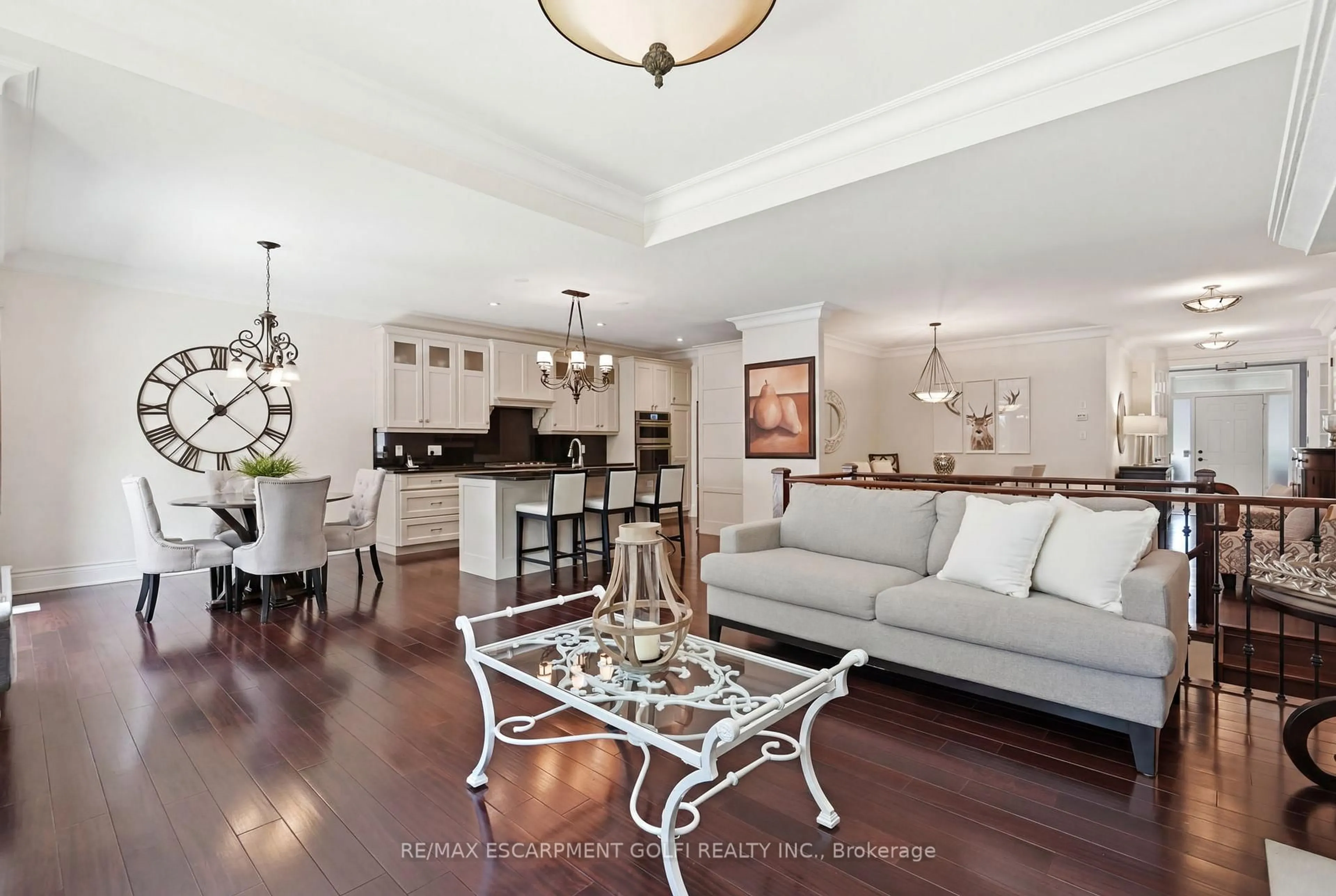 Living room with furniture, unknown for 586 Maple Ave, Burlington Ontario L7S 2K8