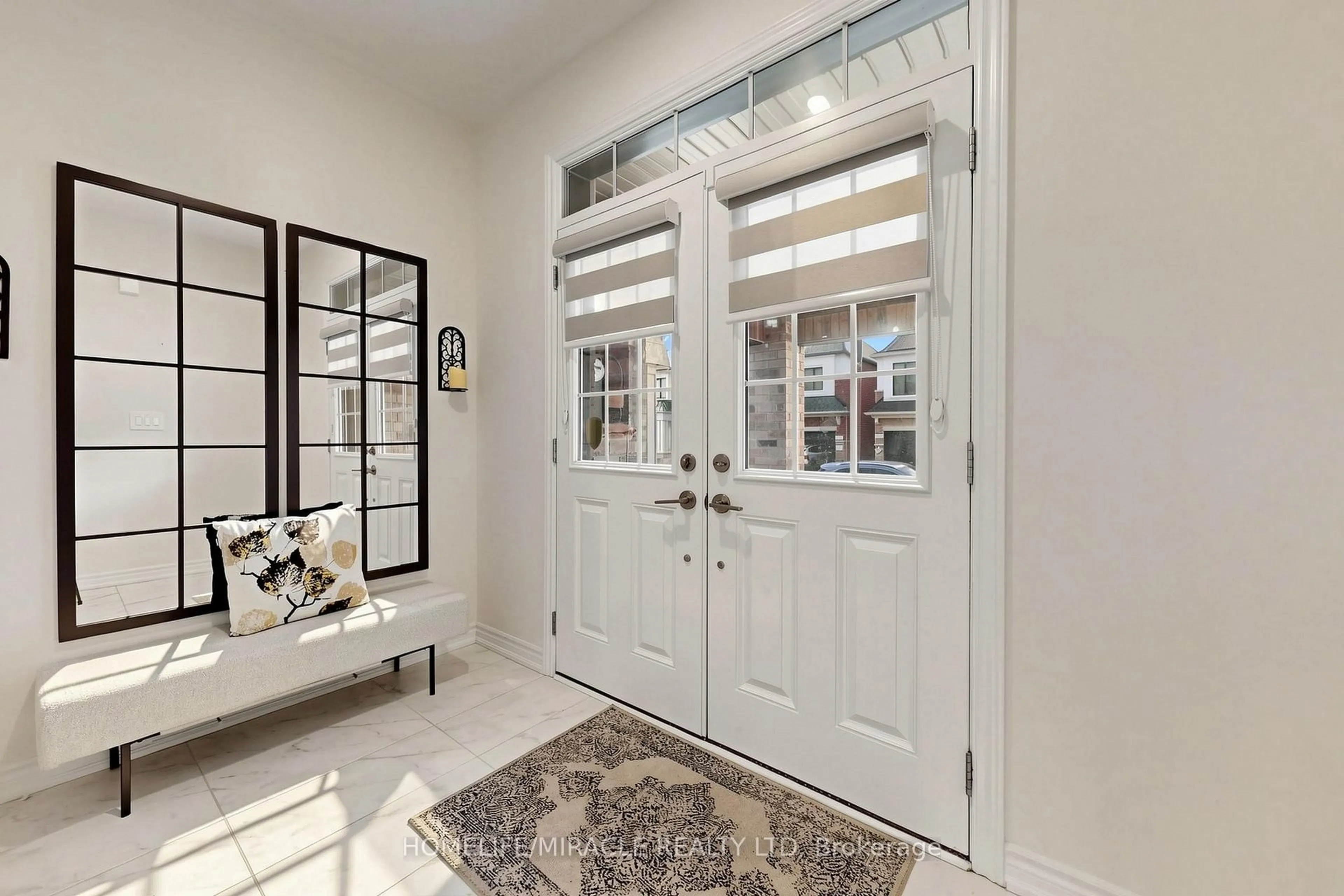 Indoor entryway for 1492 Kitchen Crt, Milton Ontario L9E 1Y8