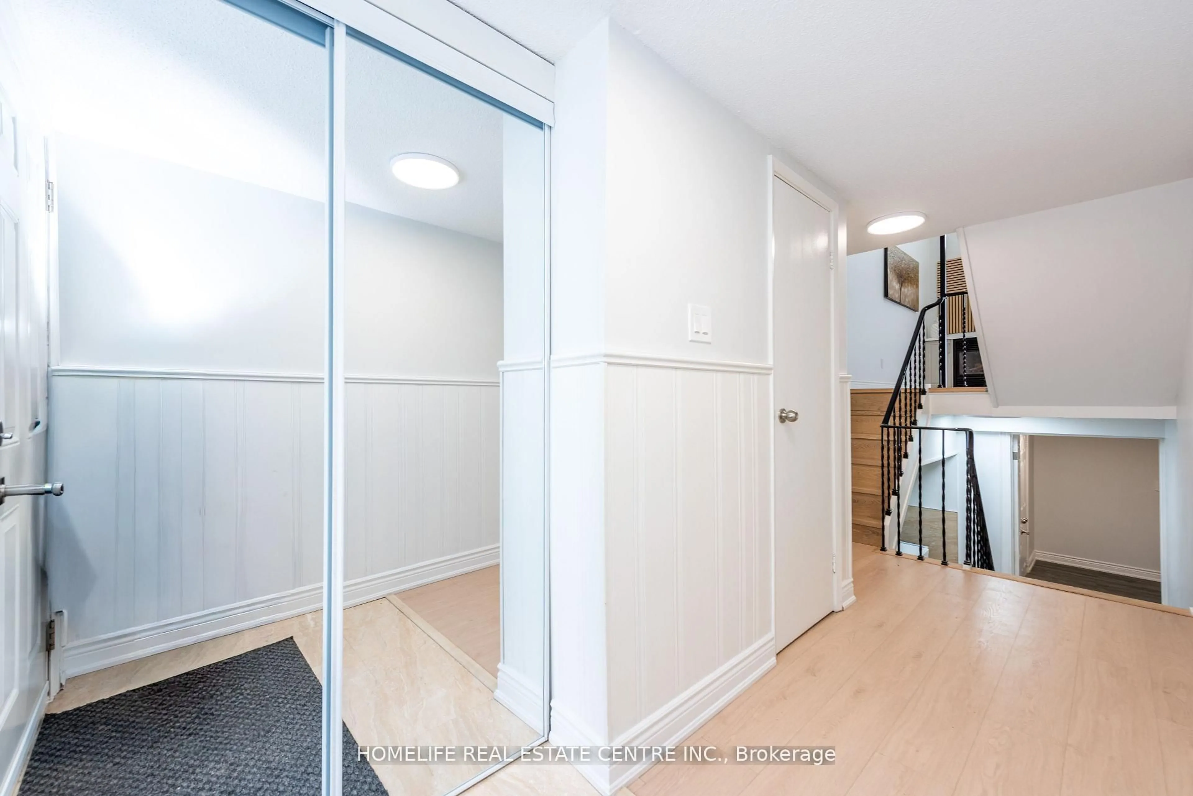 Indoor foyer for 62 Mccallum Crt, Brampton Ontario L6W 3M4