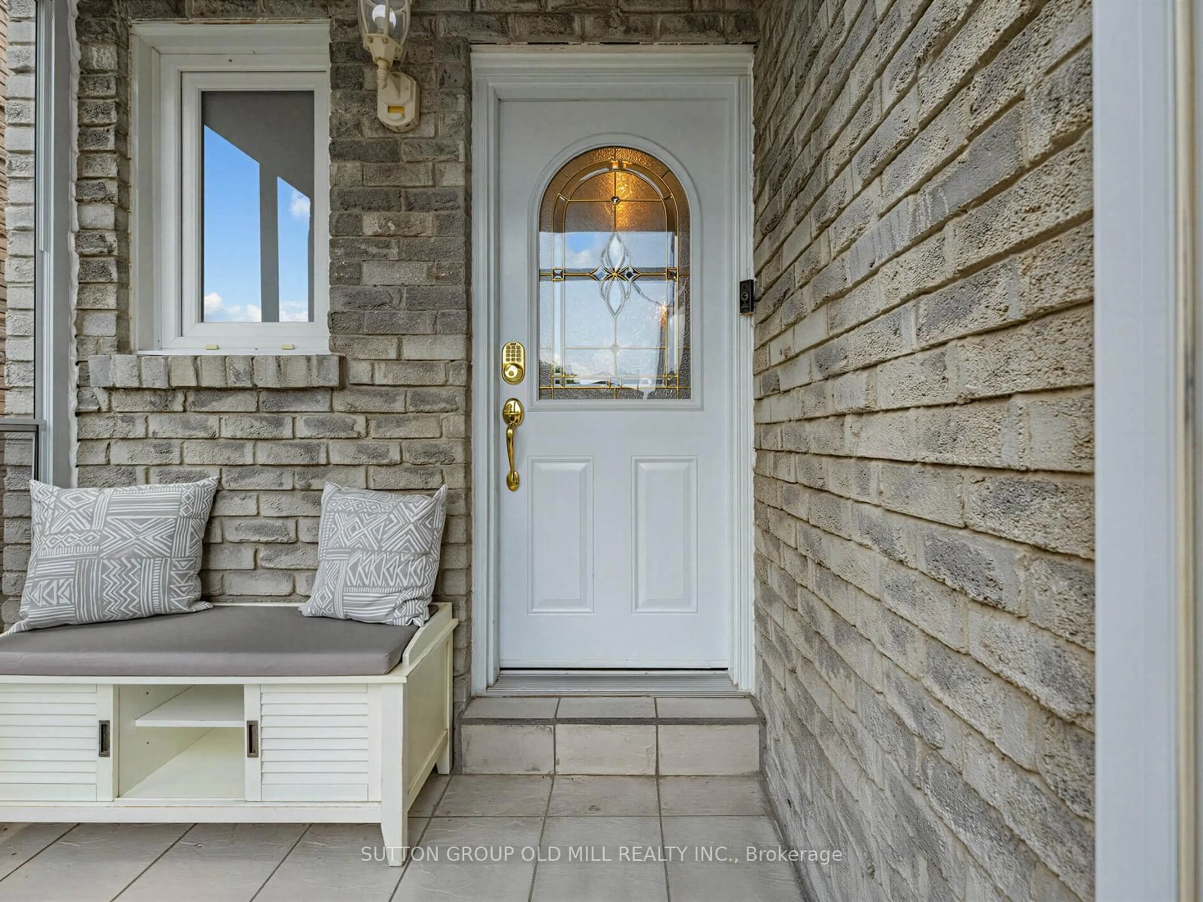 Indoor entryway for 1629 Dewberry Cres, Mississauga Ontario L4W 3B6