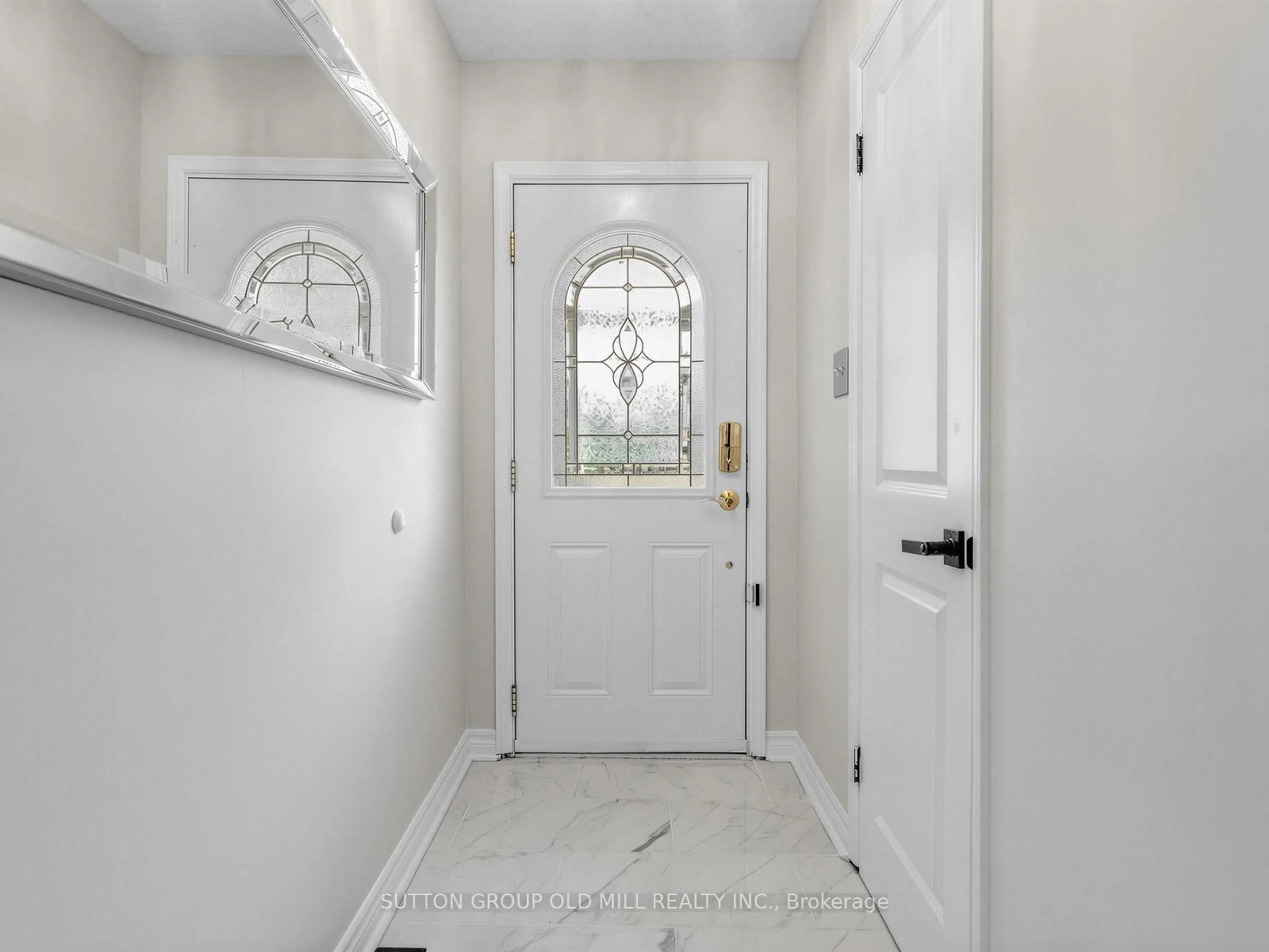 Indoor entryway for 1629 Dewberry Cres, Mississauga Ontario L4W 3B6