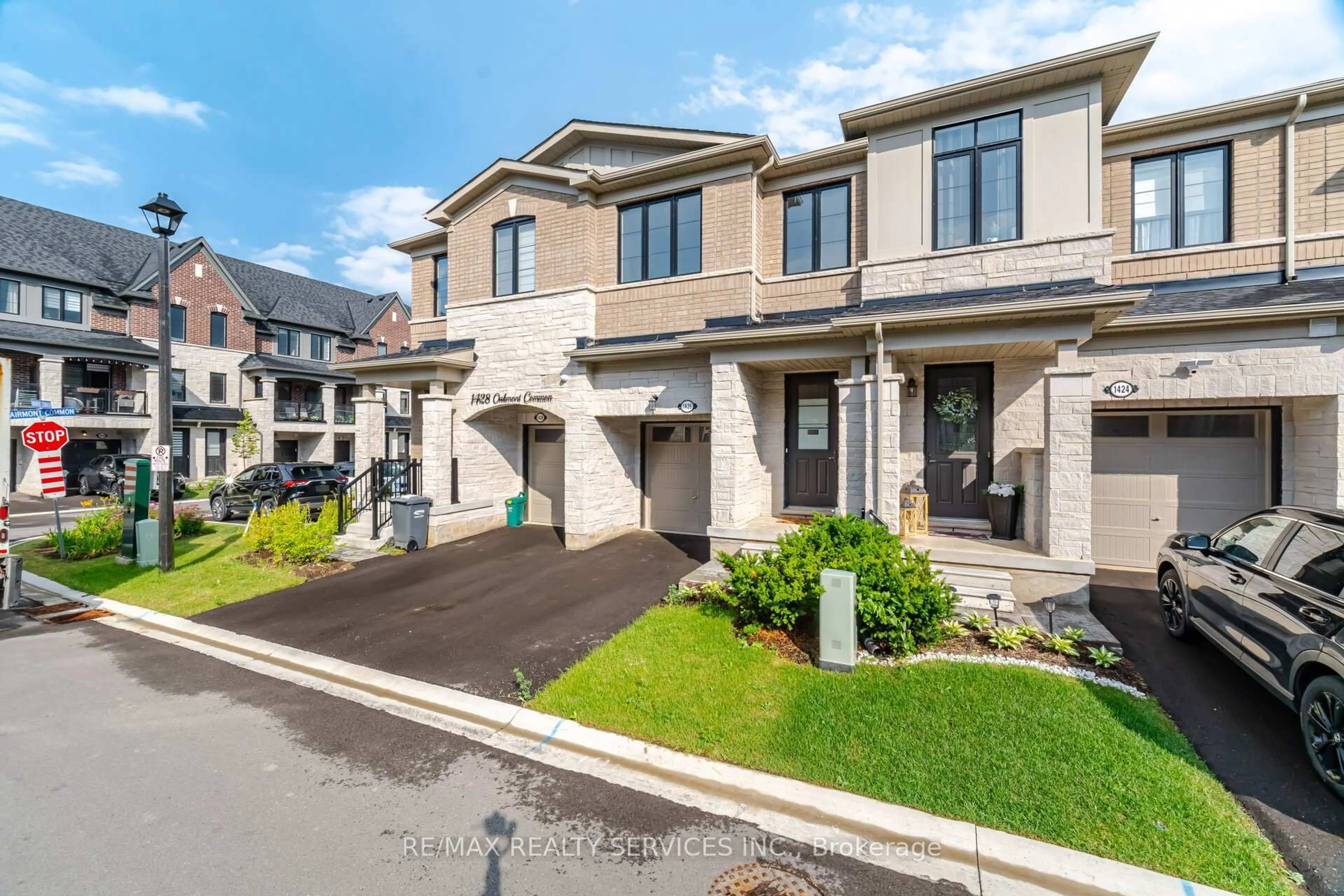 A pic from outside/outdoor area/front of a property/back of a property/a pic from drone, street for 1426 Oakmont Common, Burlington Ontario L7P 0V8