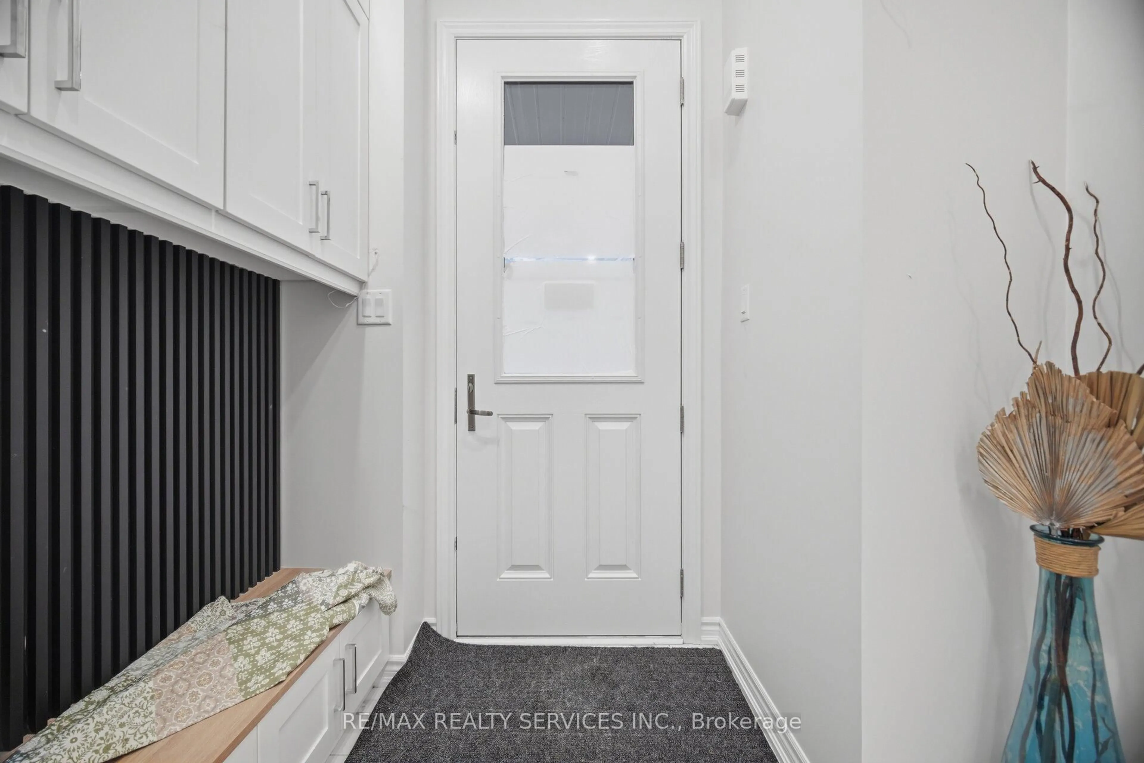 Indoor entryway for 1426 Oakmont Common, Burlington Ontario L7P 0V8