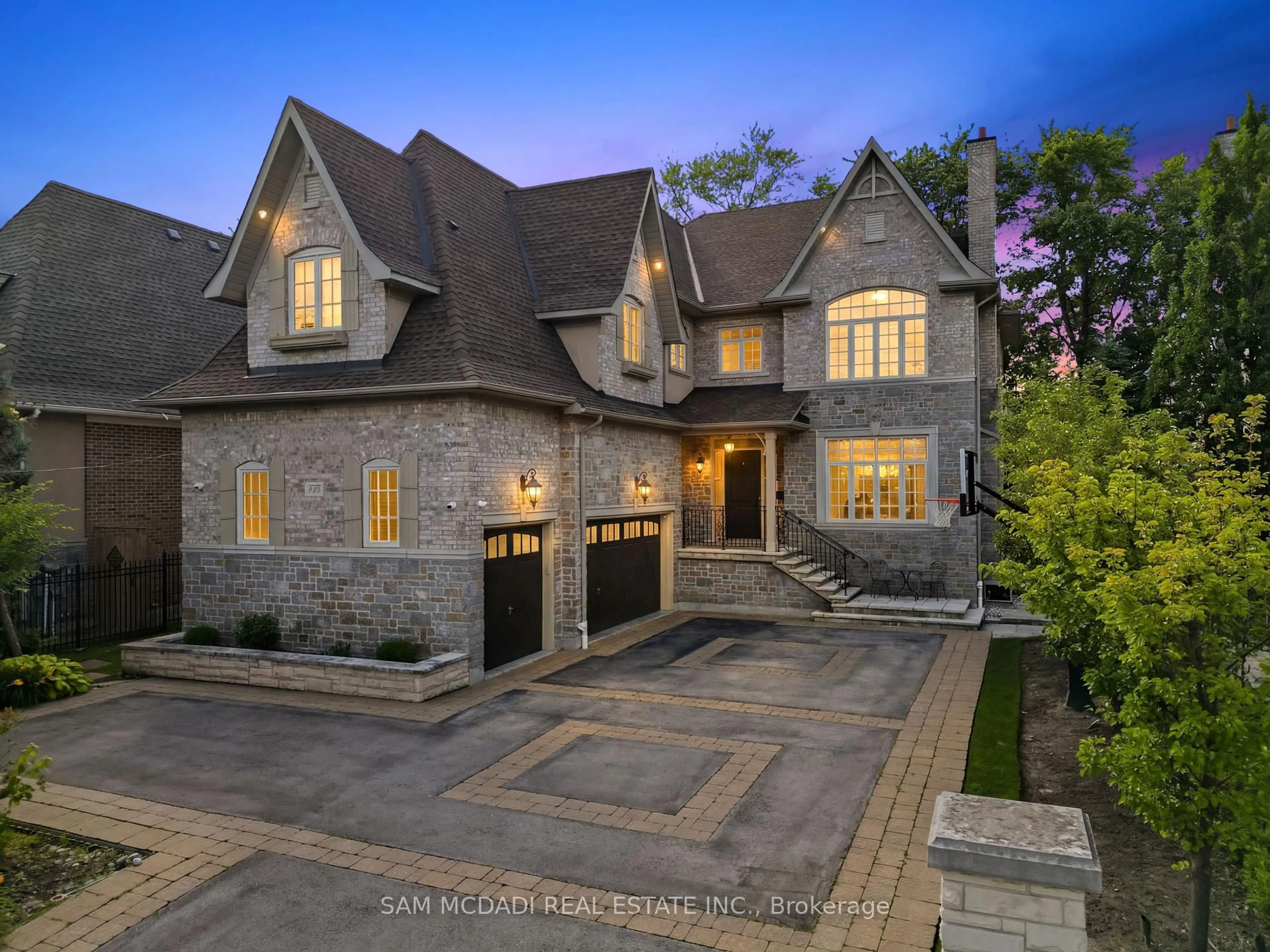 Home with brick exterior material, street for 725 Queensway, Mississauga Ontario L5C 1A7