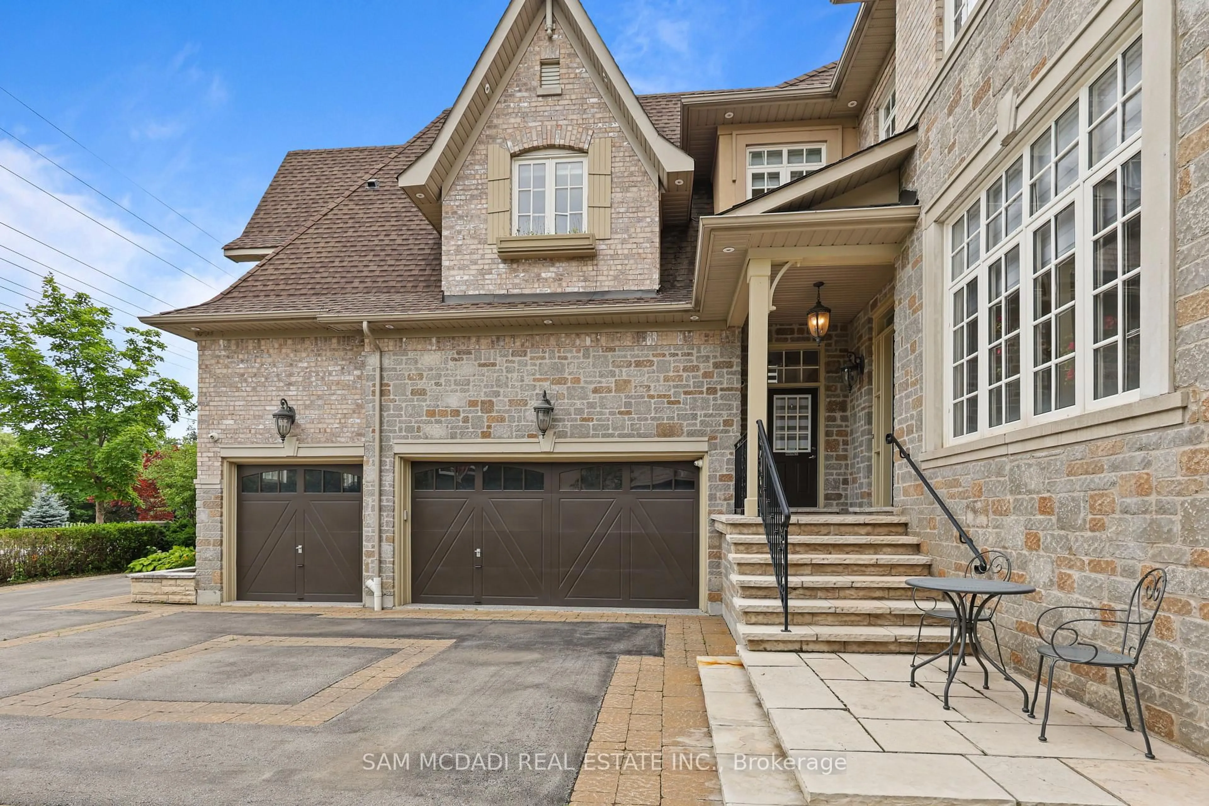 Home with brick exterior material, street for 725 Queensway, Mississauga Ontario L5C 1A7