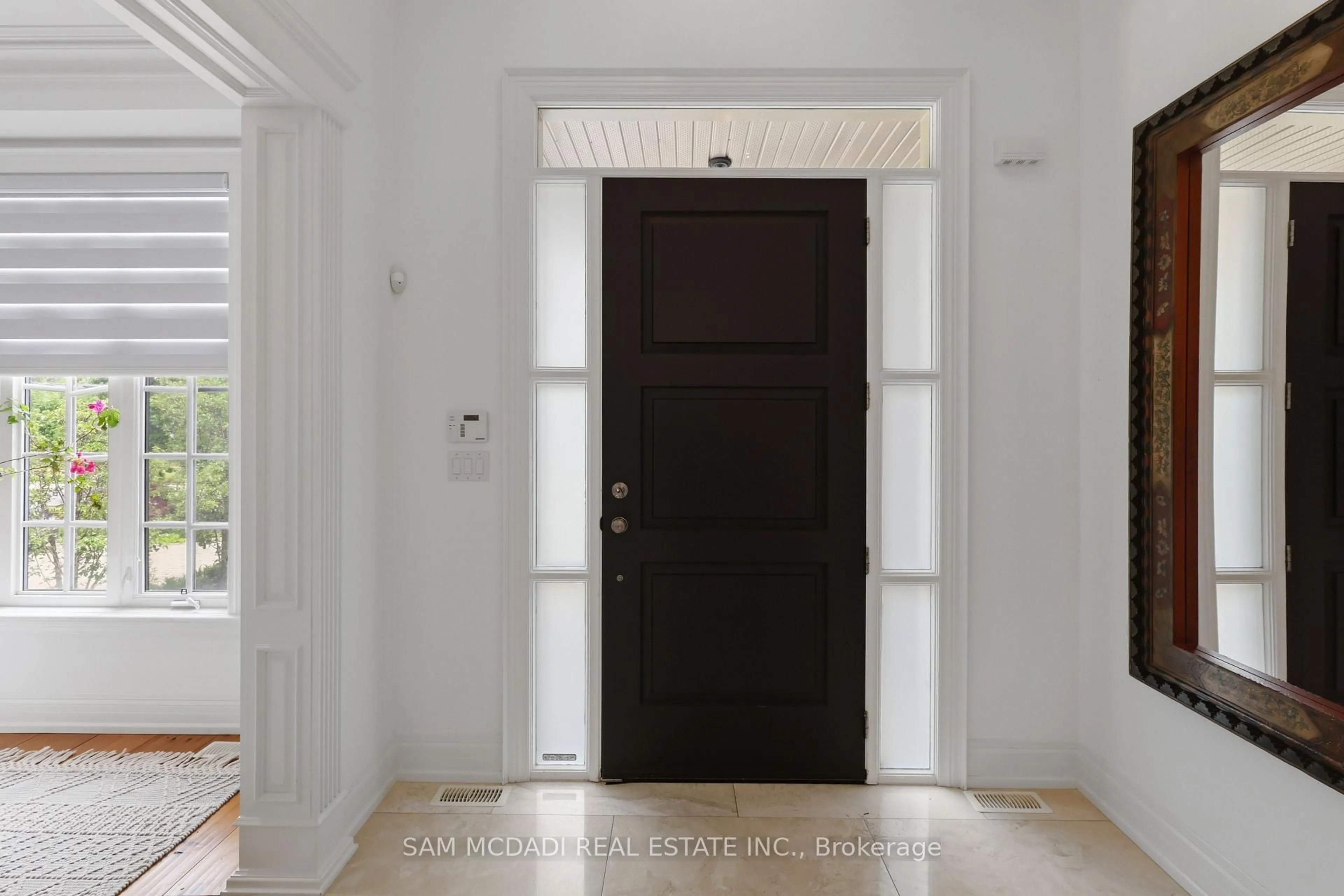 Indoor entryway for 725 Queensway, Mississauga Ontario L5C 1A7