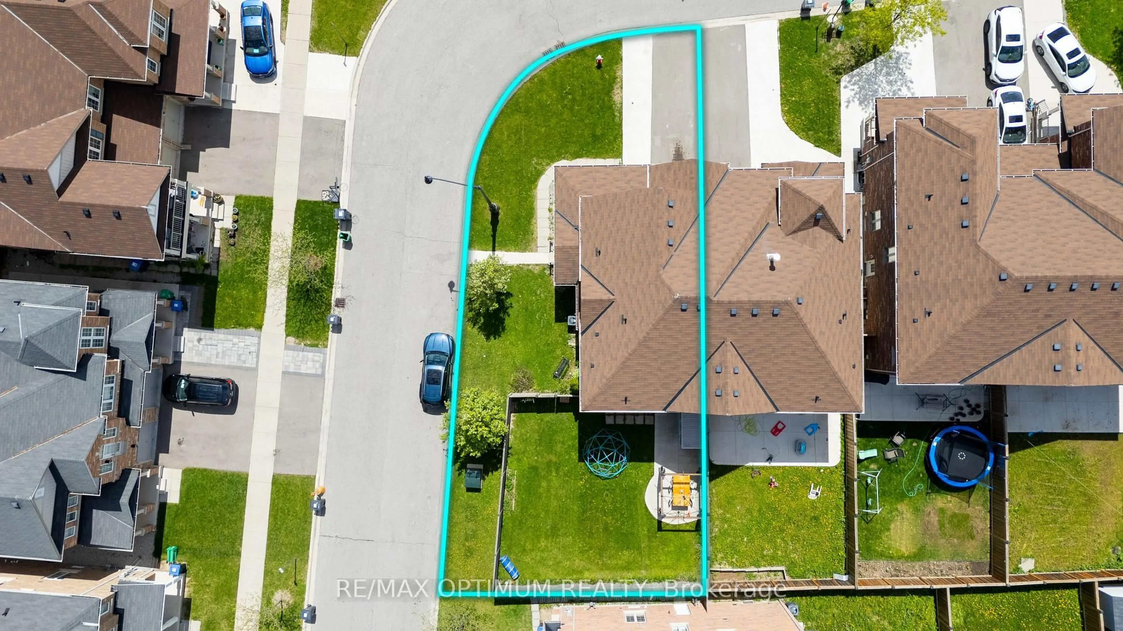 A pic from outside/outdoor area/front of a property/back of a property/a pic from drone, street for 39 Divinity Circ, Brampton Ontario L7A 3Y4