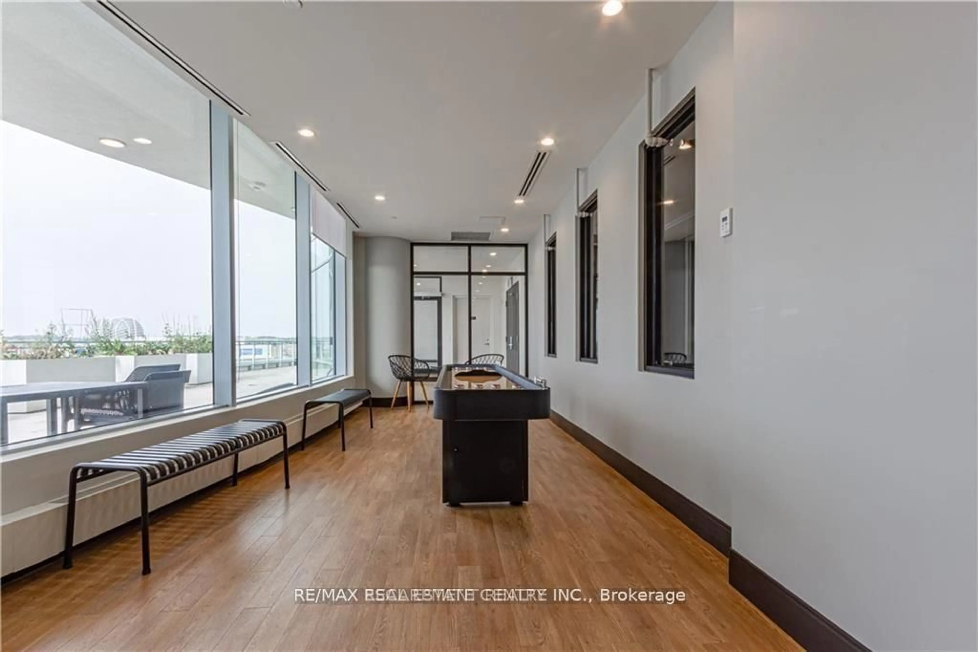 Indoor foyer for 2520 Eglinton Ave #403, Mississauga Ontario L5M 0Y4