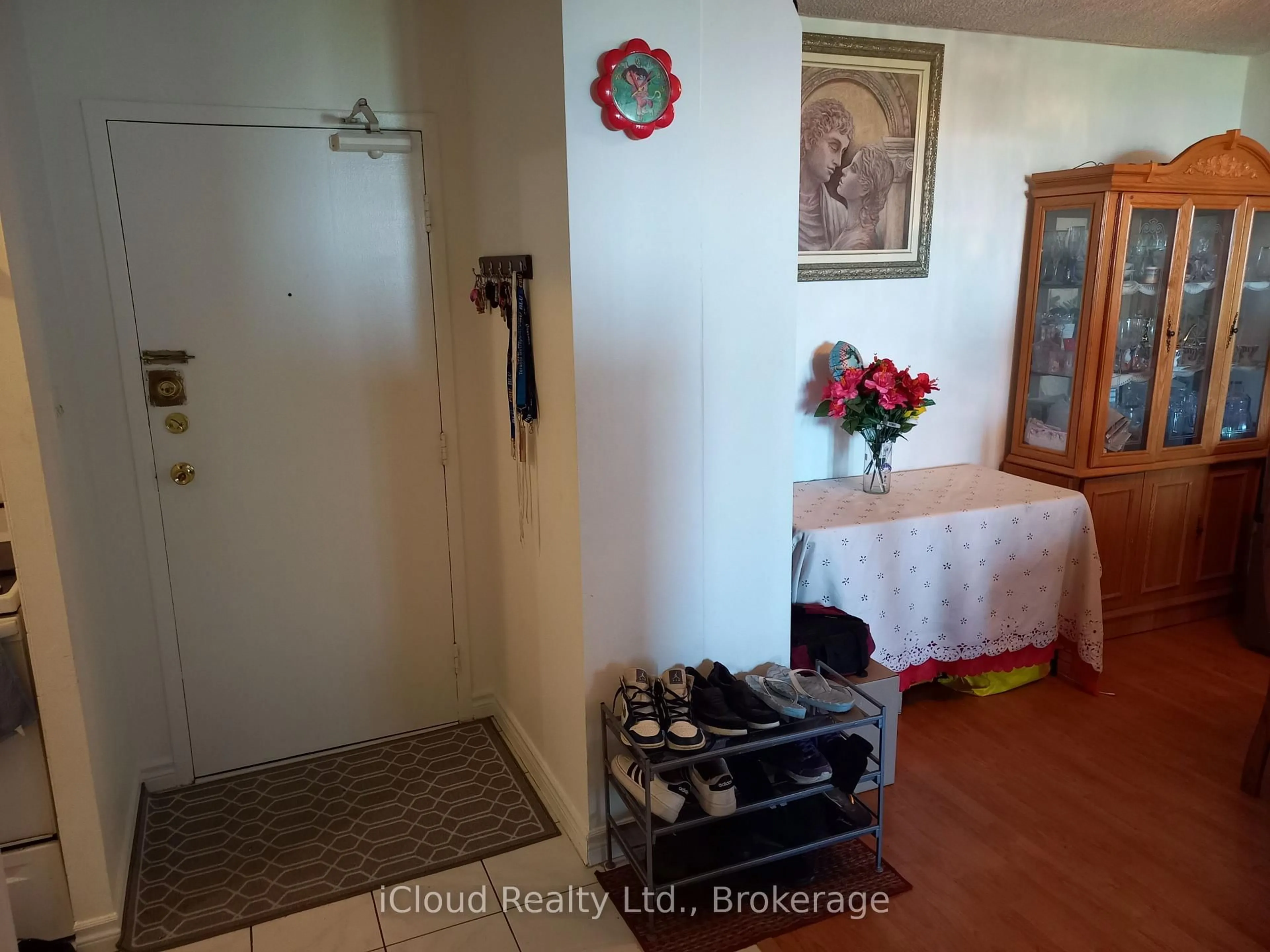 Indoor entryway for 390 Dixon Rd #806, Toronto Ontario M9R 1T4