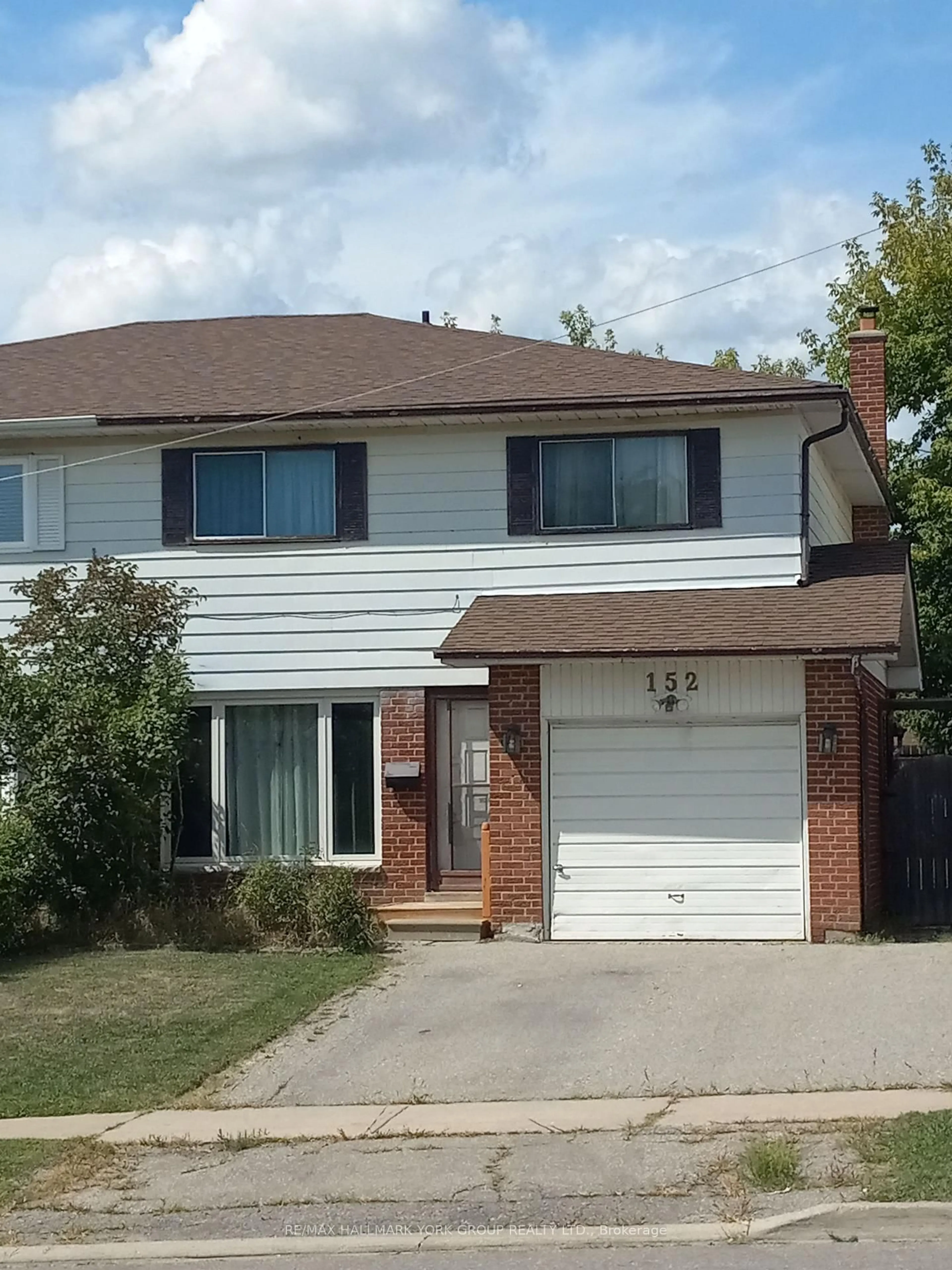 Home with vinyl exterior material, street for 152 Beech St, Brampton Ontario L6V 1V6