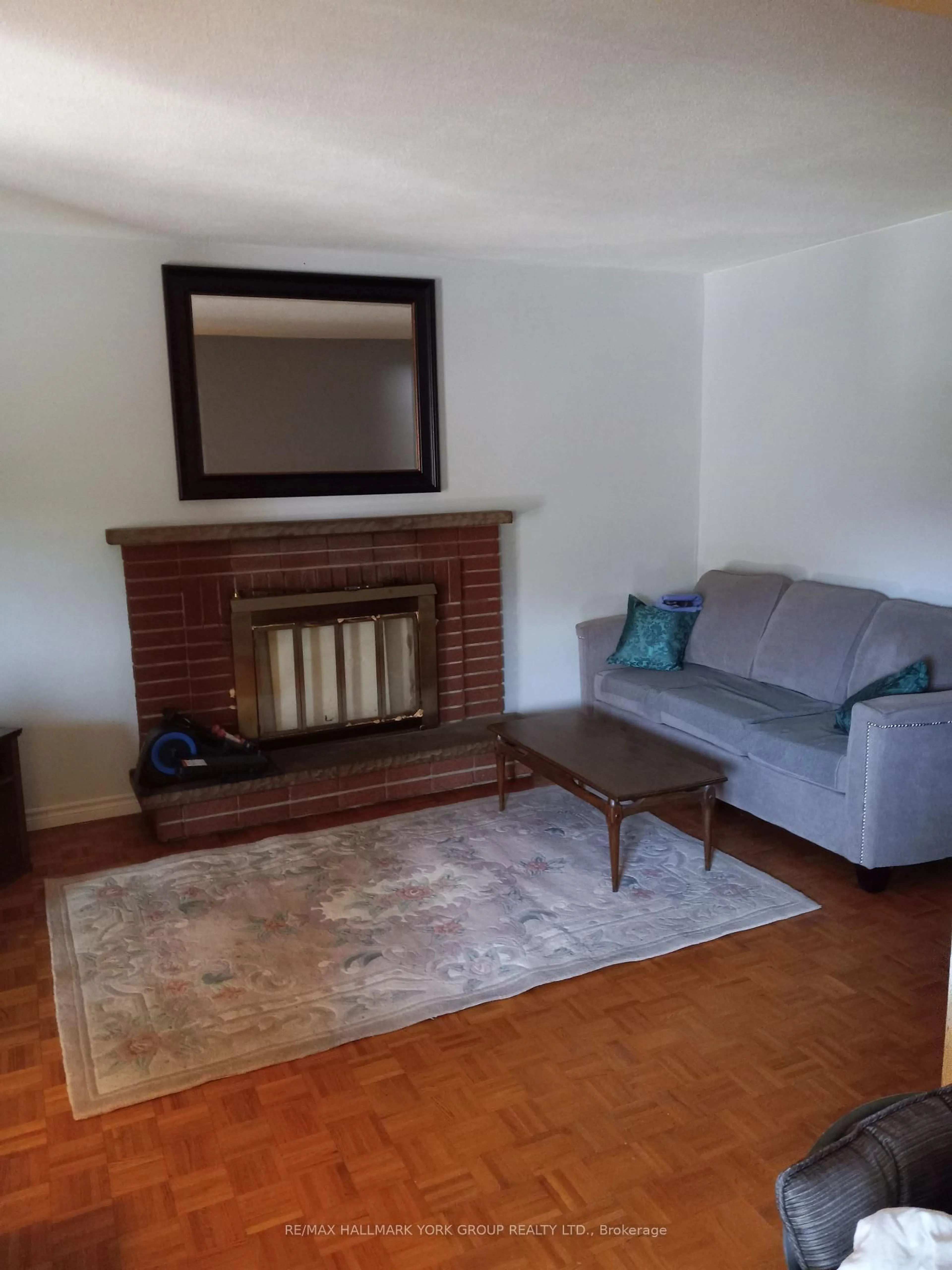 Living room with furniture, unknown for 152 Beech St, Brampton Ontario L6V 1V6