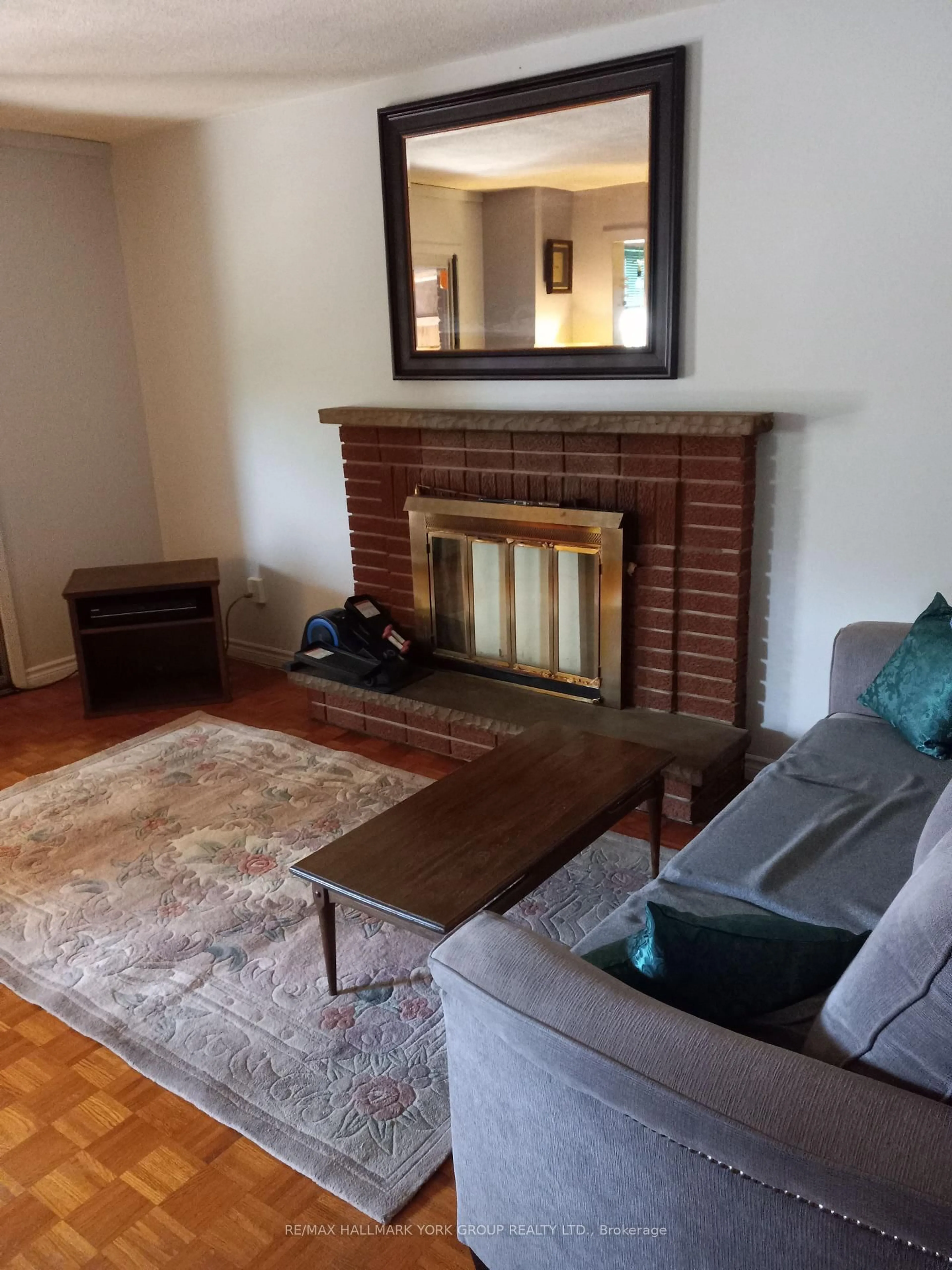 Living room with furniture, unknown for 152 Beech St, Brampton Ontario L6V 1V6