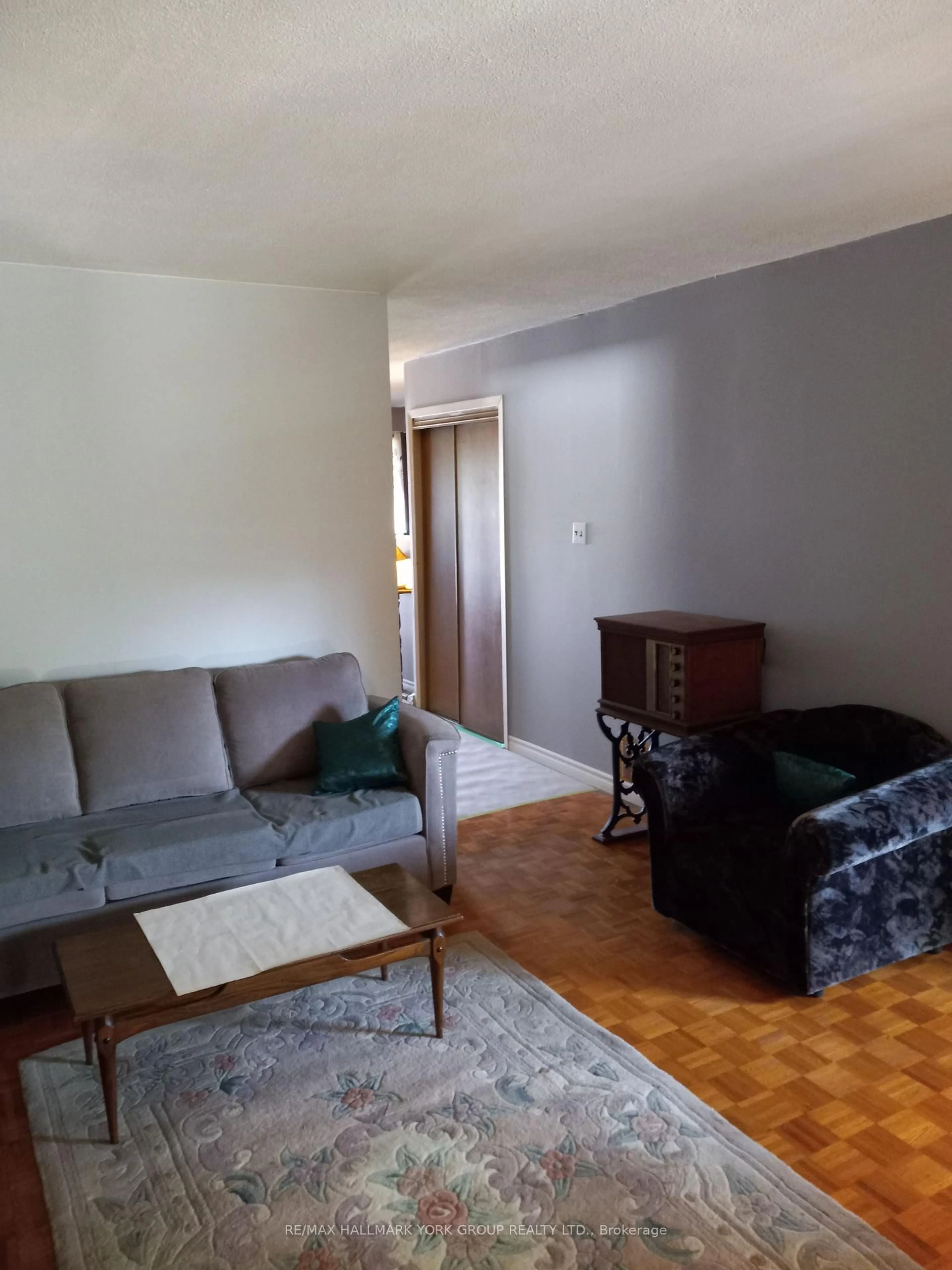 Living room with furniture, unknown for 152 Beech St, Brampton Ontario L6V 1V6