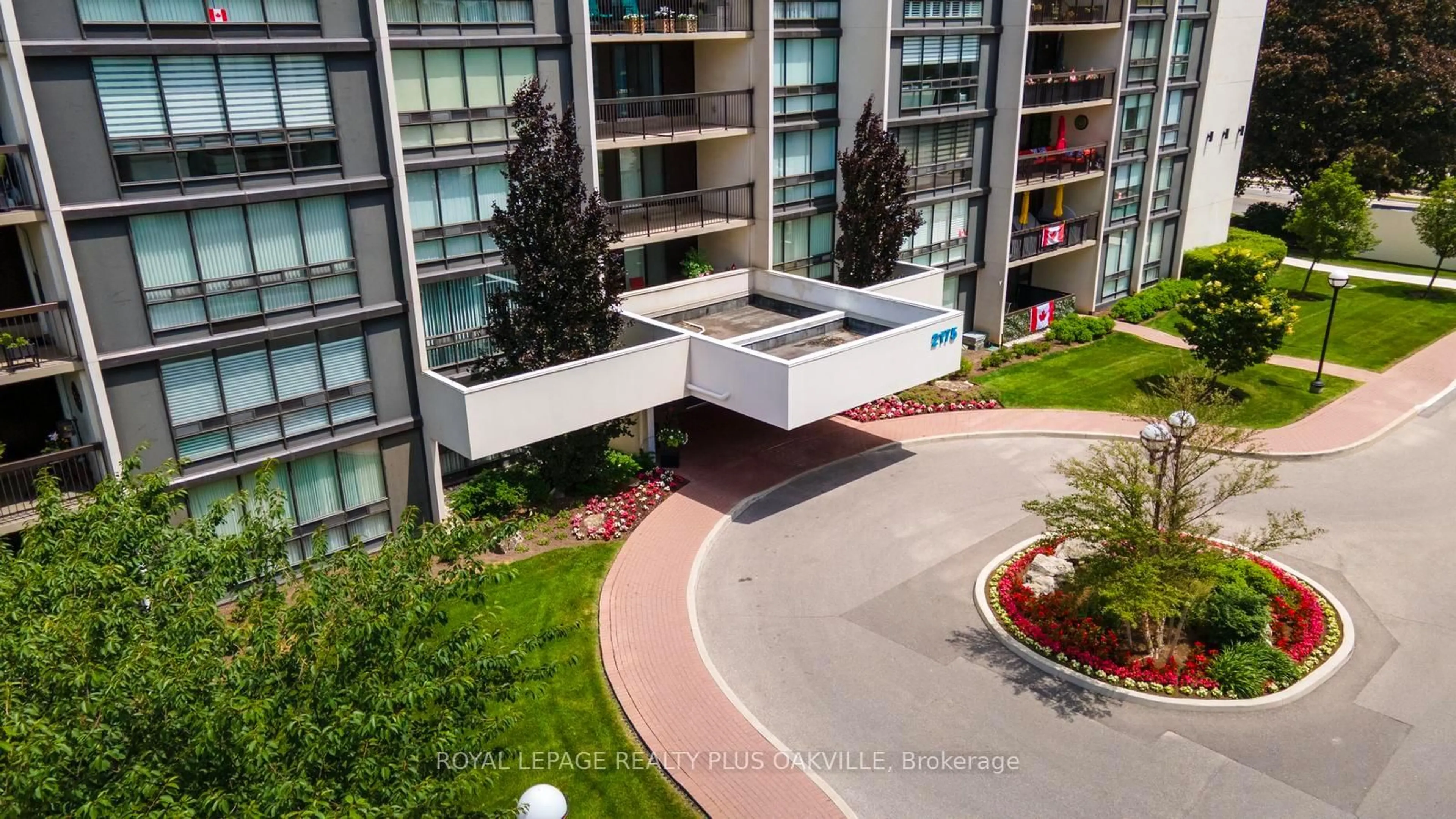 A pic from outside/outdoor area/front of a property/back of a property/a pic from drone, city buildings view from balcony for 2175 Marine Dr #102, Oakville Ontario L6L 5L5
